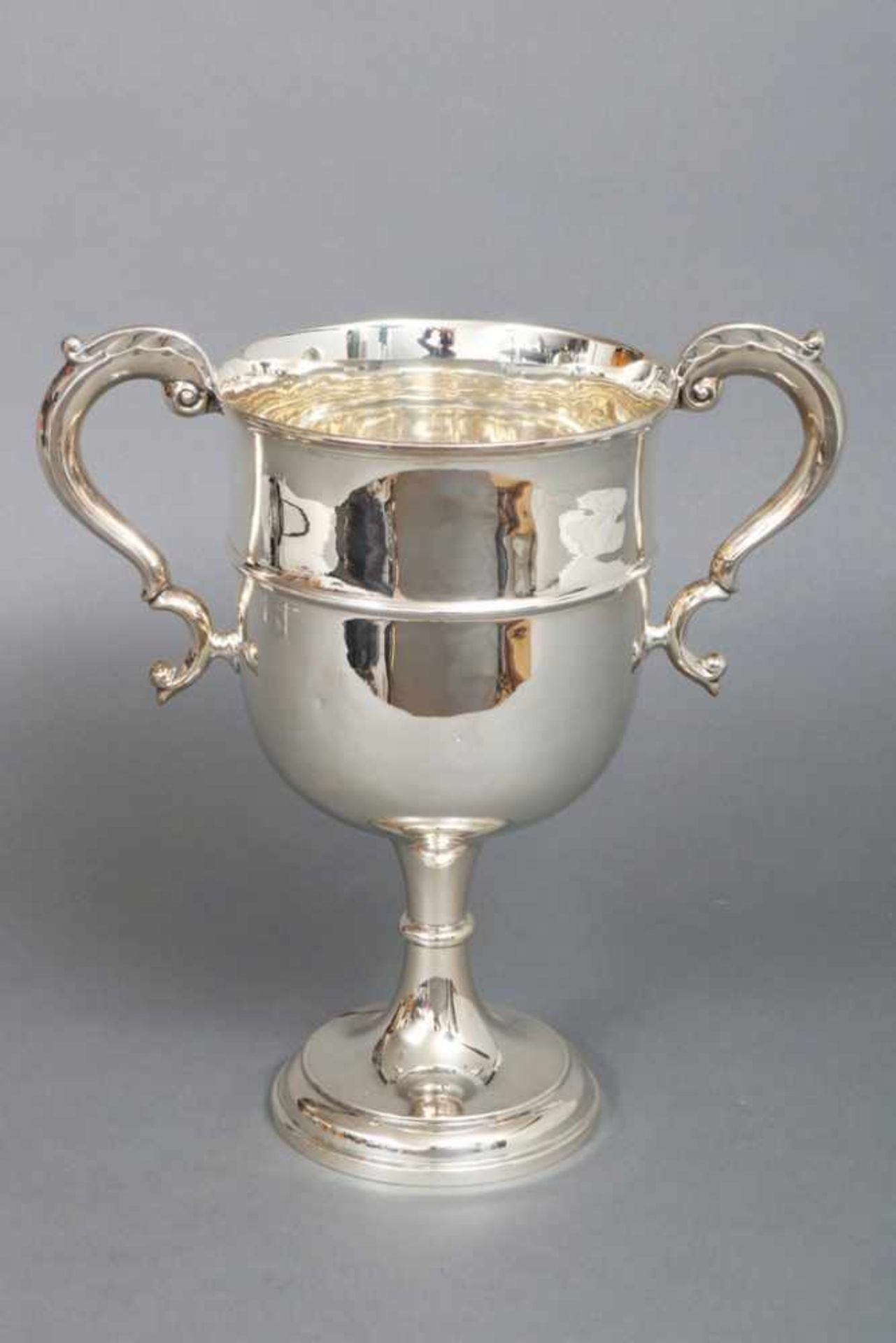 Pokal Sterling Silber, Sheffield, 1930, Meistermarke Edward Viner, runder Behälter mit 2 seitlichen,