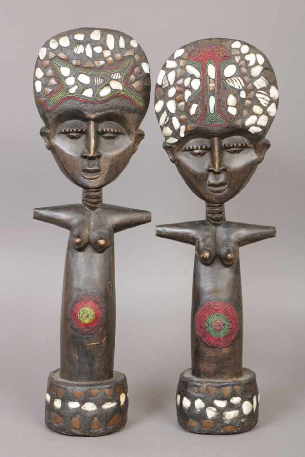 Paar afrikanische Fruchtbarkeits-/Ritualfiguren Ashanti, dunkel patiniertes Holz mit Bead-, Muschel-