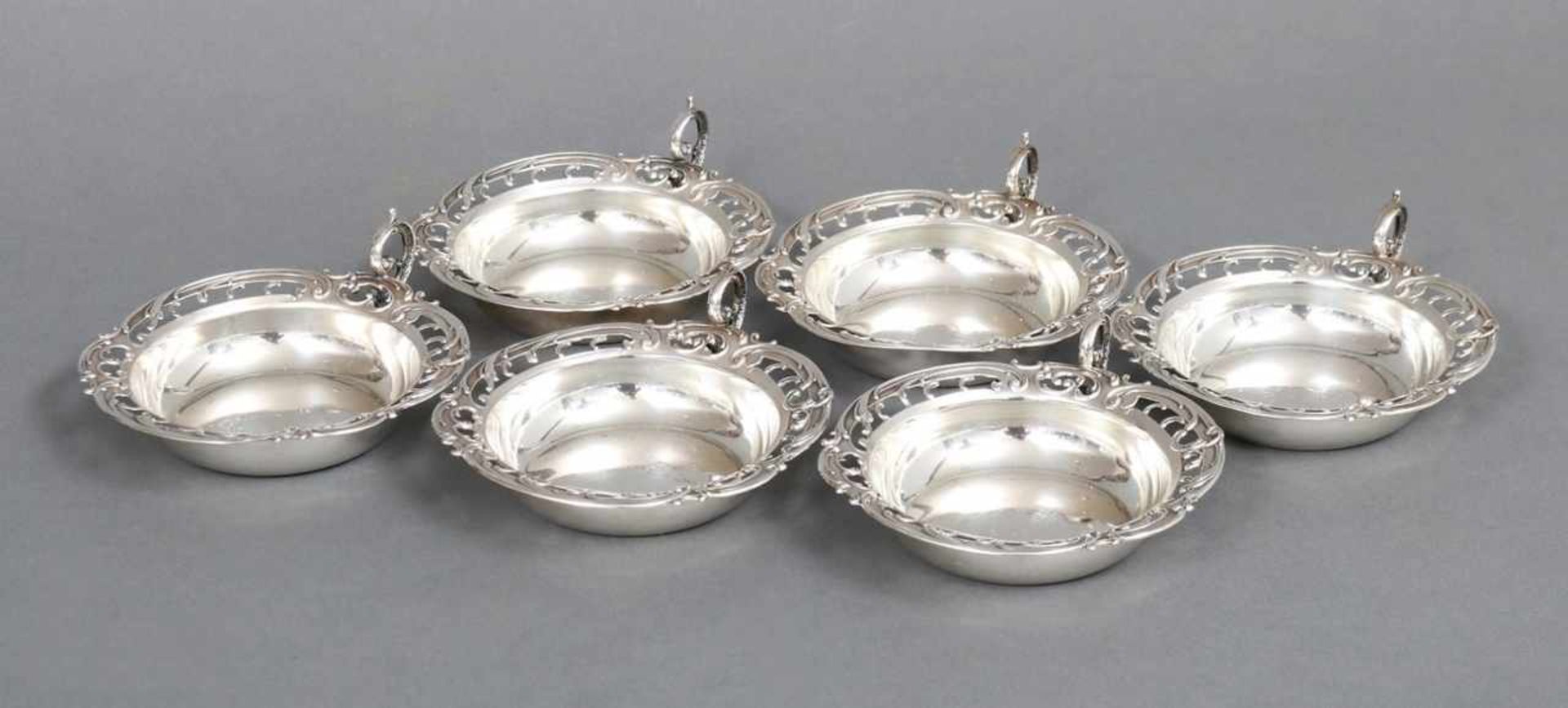 6 Glas-Untersetzer 800er Silber, Deutschland, um 1900, Durchbruchrand mit Rocailledekor, 1