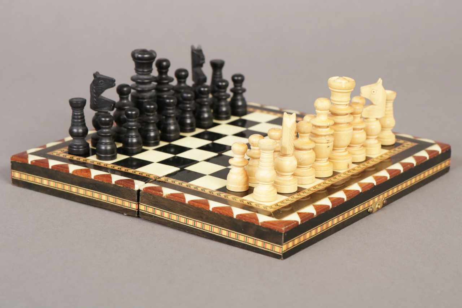 Reise-Schachspiel mit 32 Holzfiguren Holzbox mit Scharnierdeckel, Edelholz- und Beinintarsien, Box