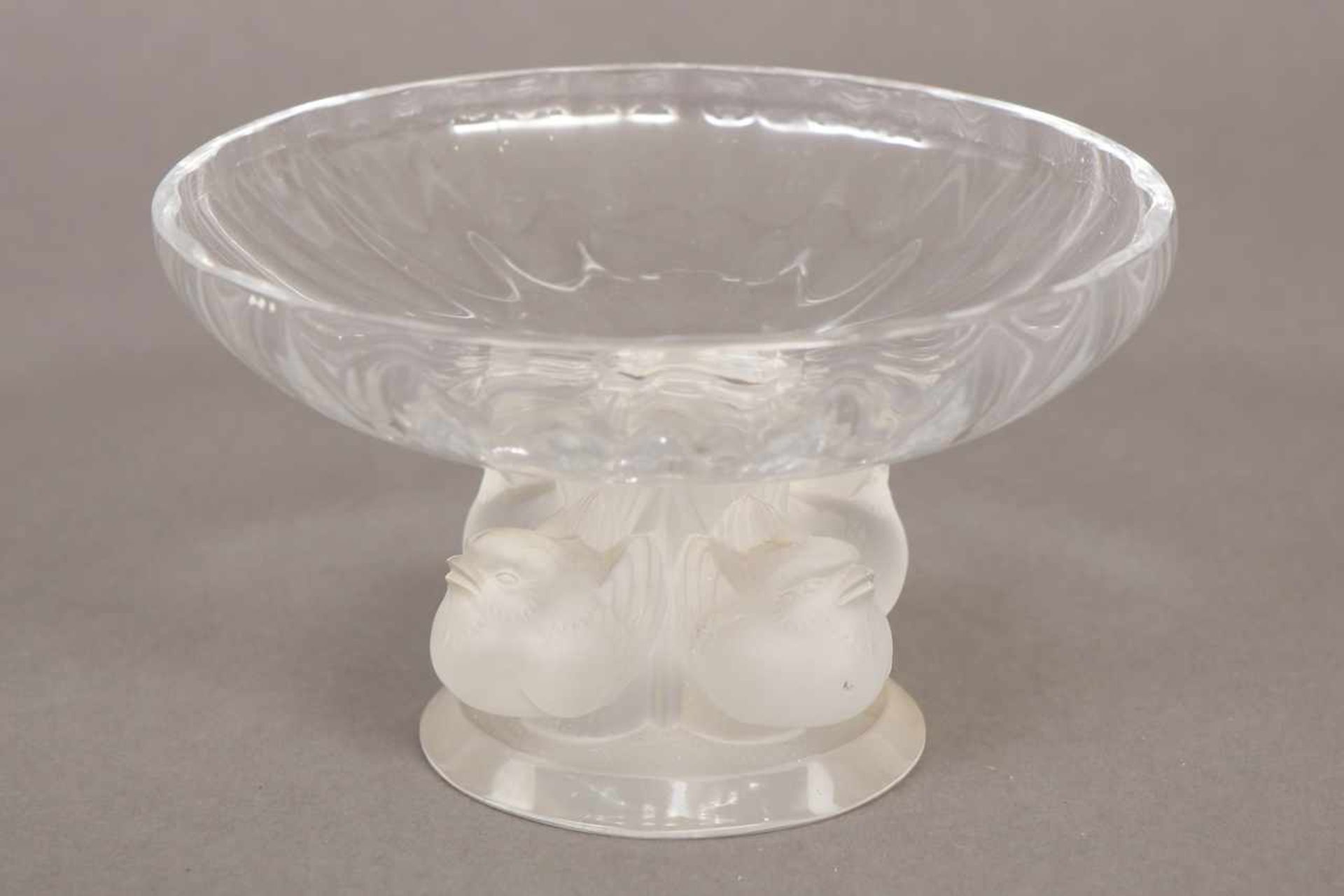 LALIQUE Fußschale/Tazza farbloses, satiniertes Glas, um 1970, runde, wellige Schale, von 4 Vögeln (