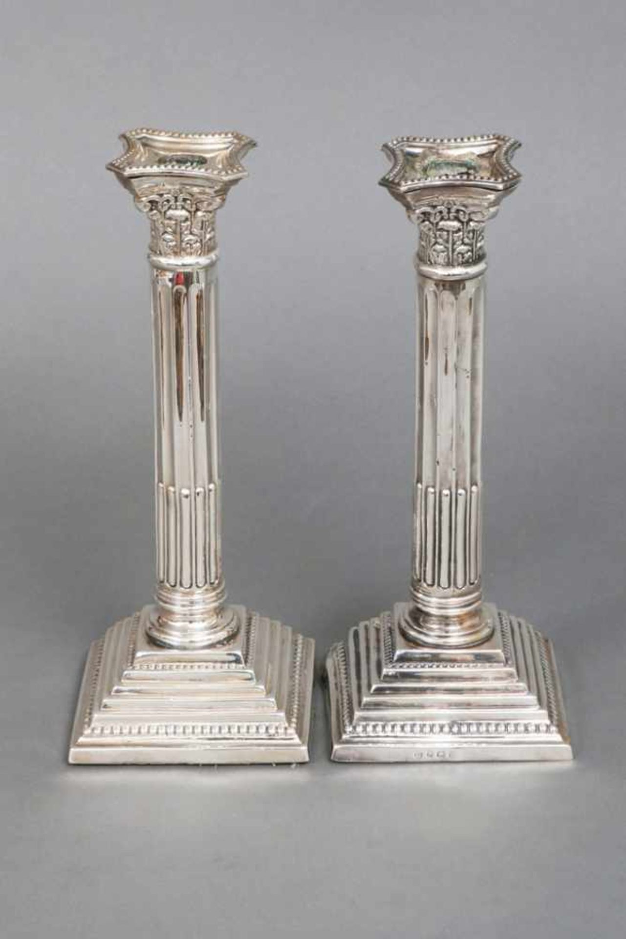 Paar Leuchter Sterling Silber, Birmingham, 1911, korinthische Säulen auf getrepptem Stand, je eine