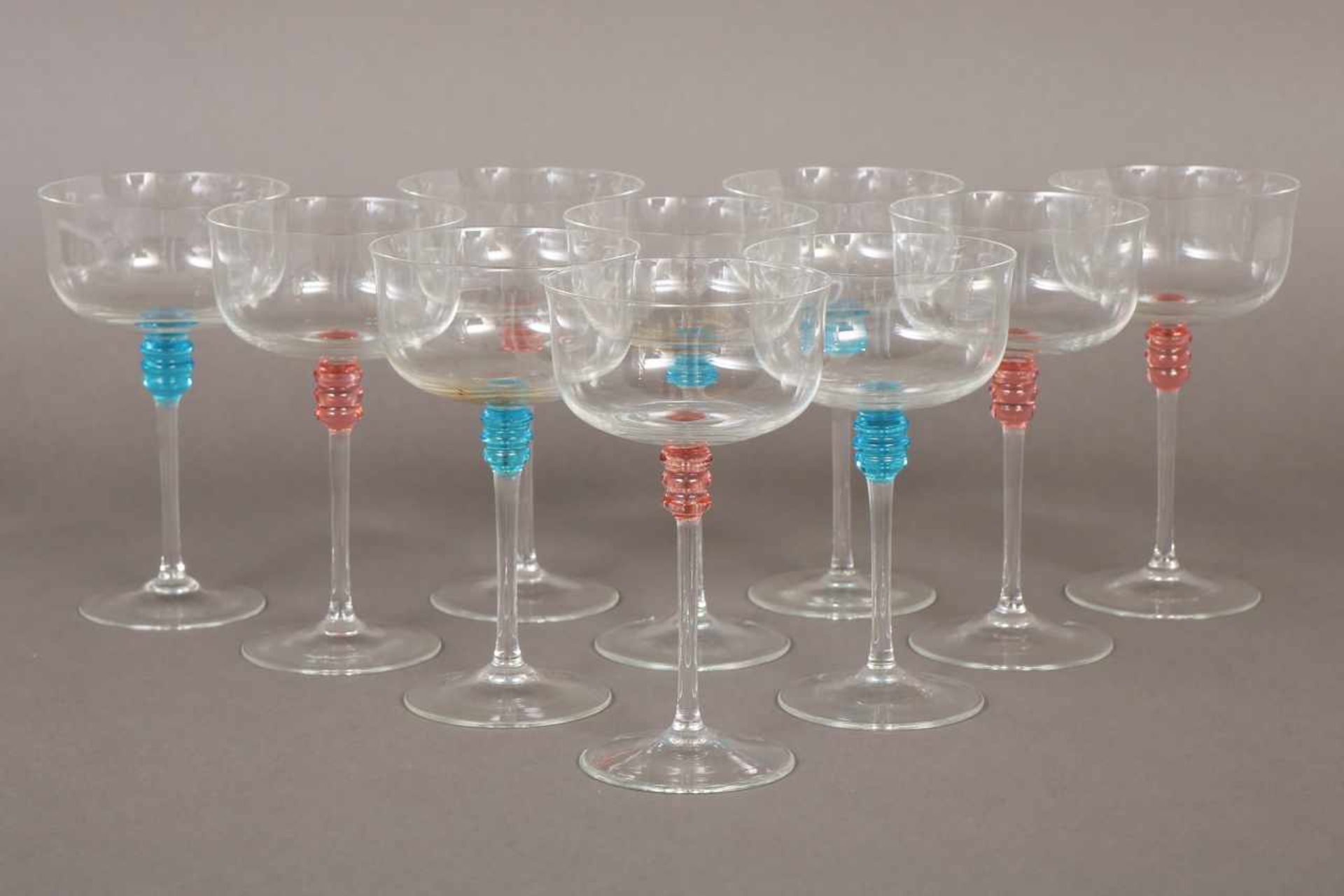10 Champagnerschalen im Stile des Art Deco farbloses Glas, am Stiel blaue und rosafarbene