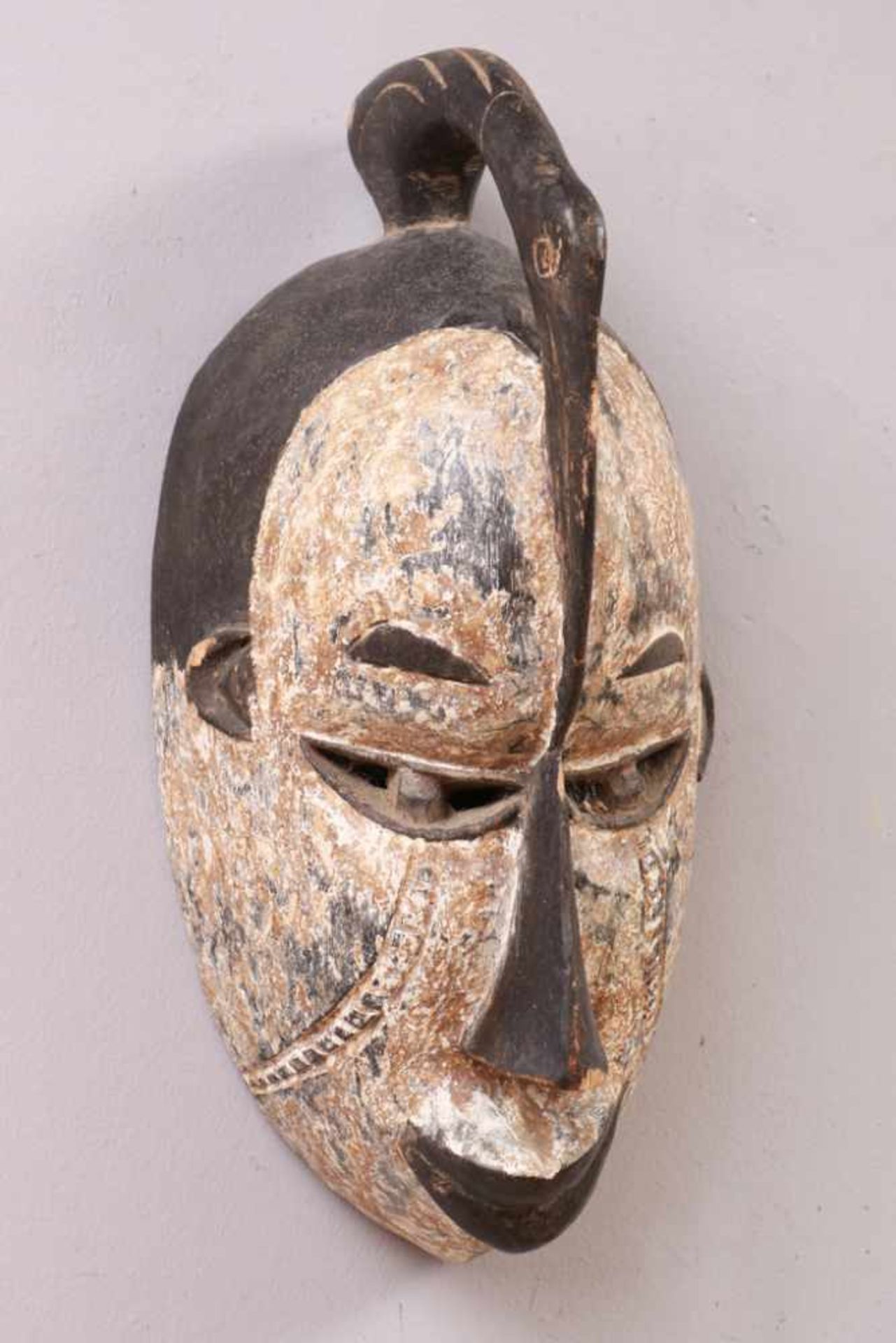 Afrikanische Tanzmaske Holz, partiell hell patiniert, Songye, Kongo, ovaler Kopf mit spitzer Nase