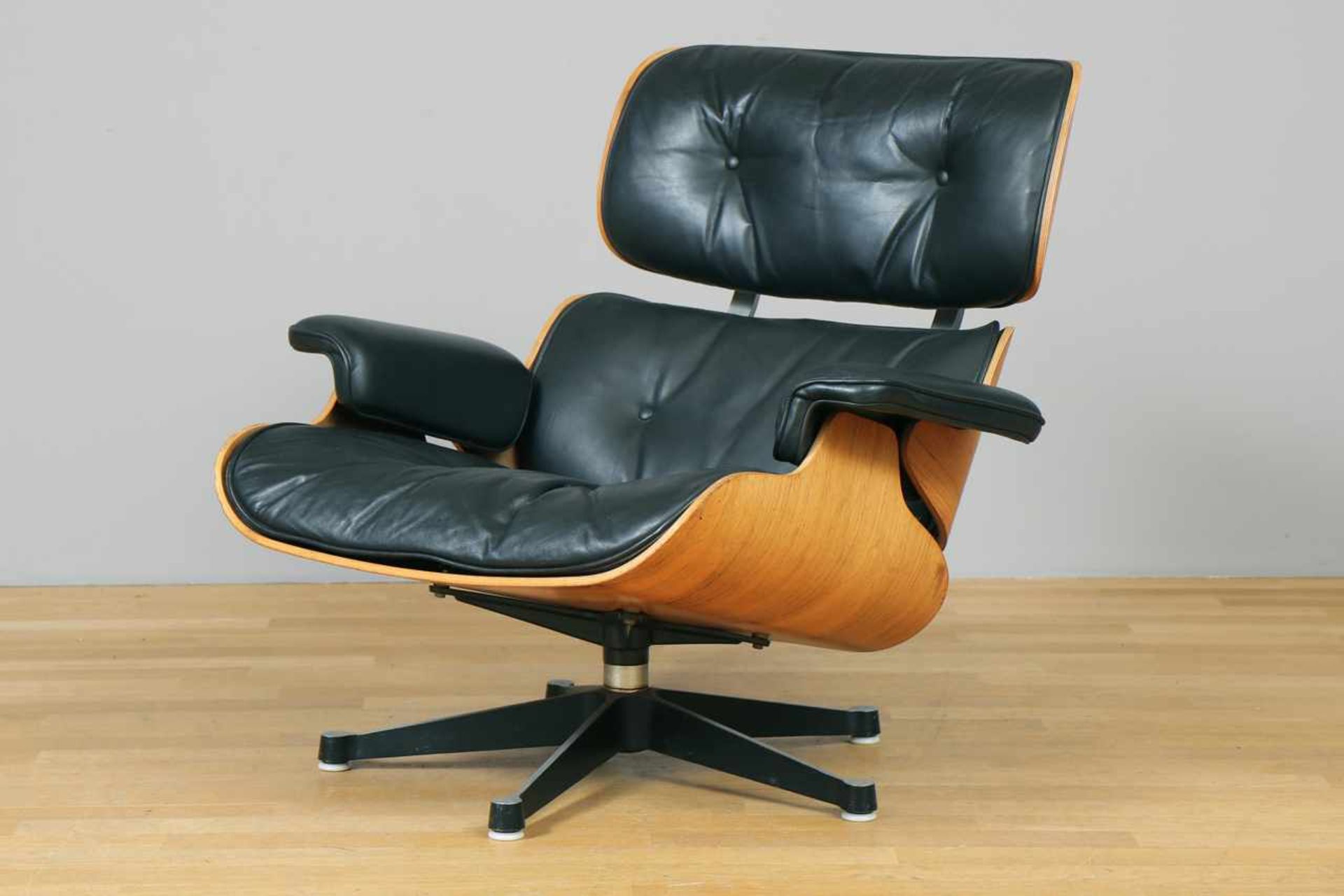 CHARLES & RAY EAMES ¨Lounge Chair¨ Ausführung HERMANN MILLER (USA), um 1970, schwarz beledert,