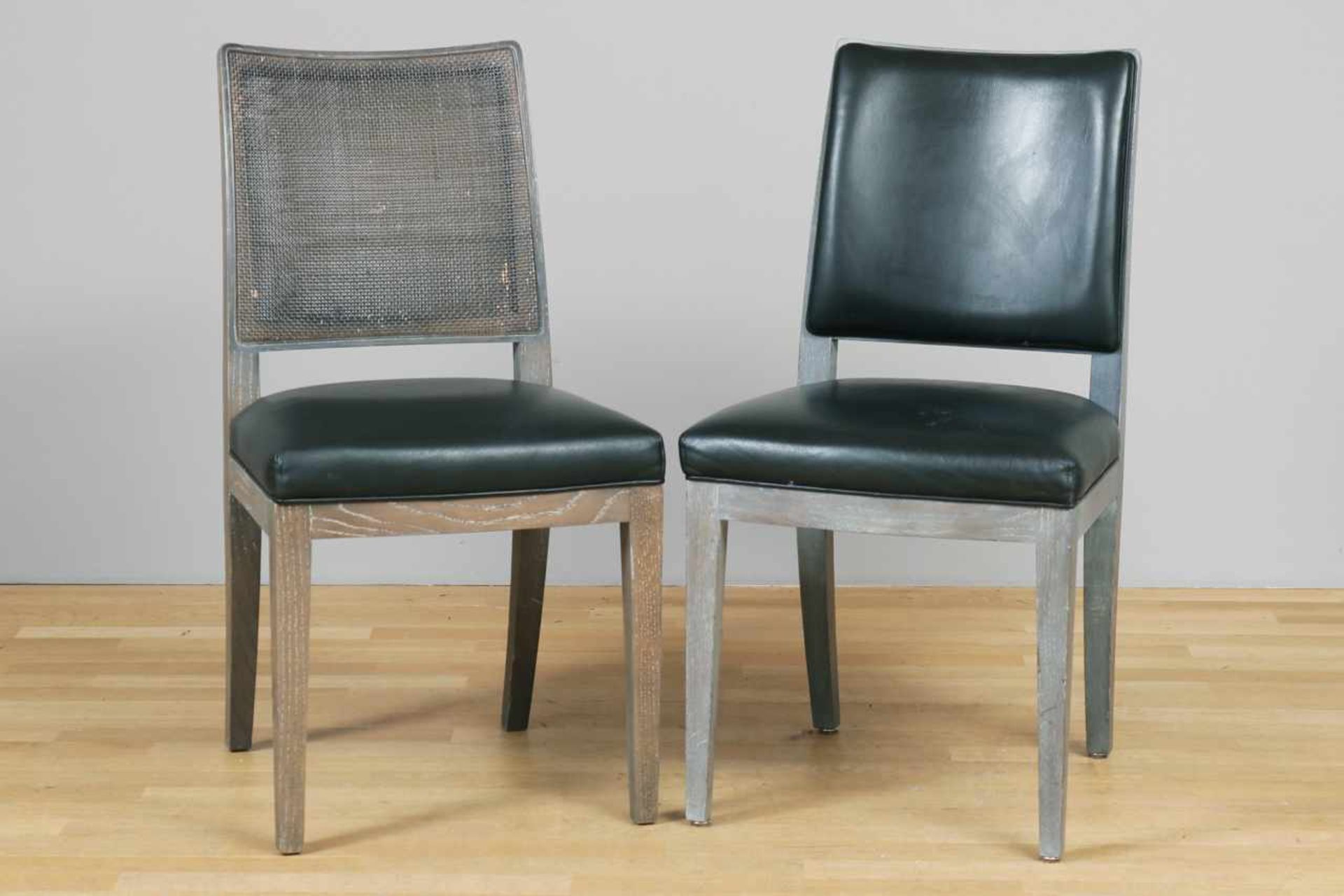 2 ANTONIO CITTERIO Stühle ¨Calipso¨ für Maxalto, Eichenholz, grau gebeizt und schwarz beledert, 1x