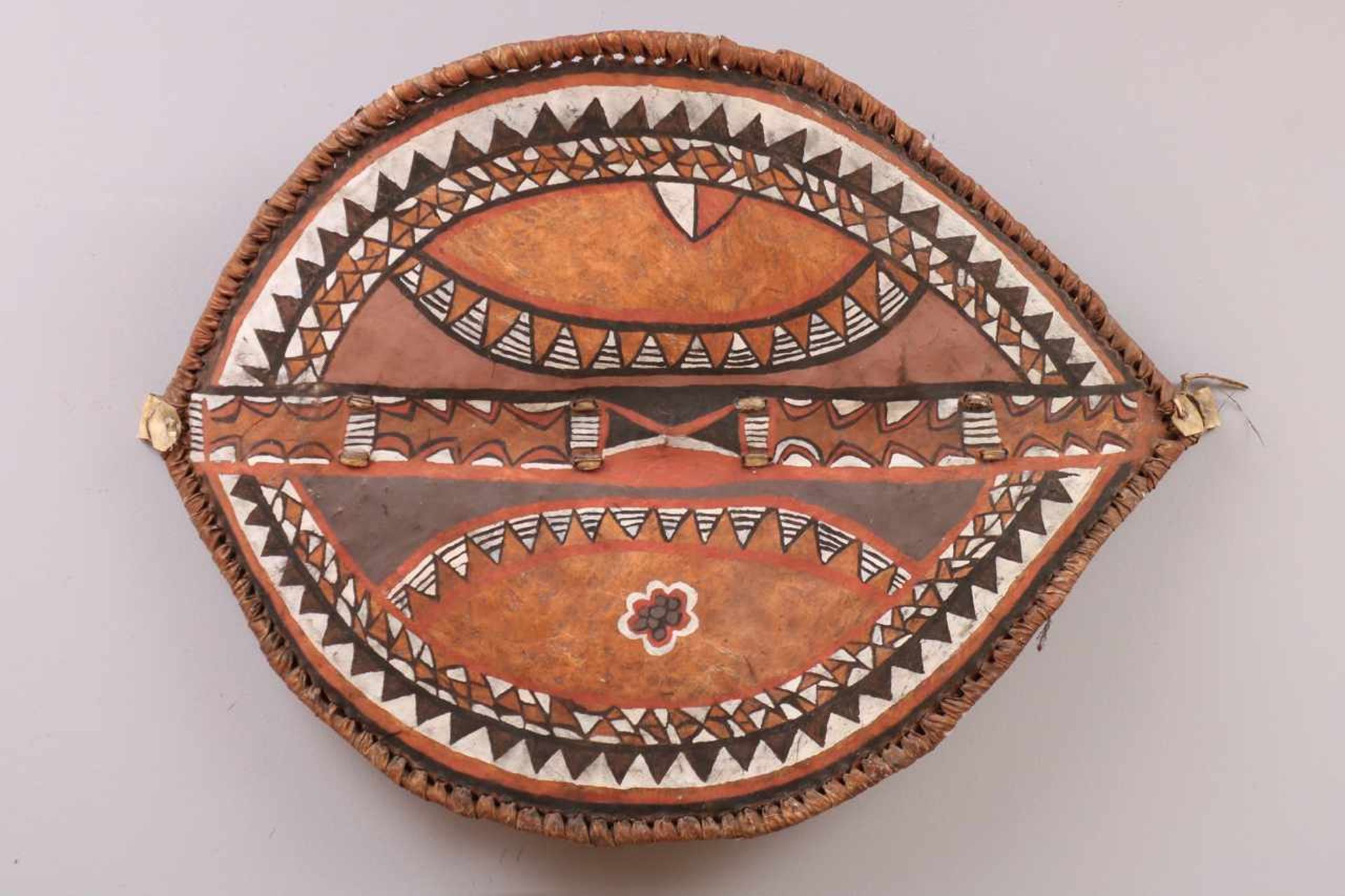 Masai Schild Leder, geprägt, mit Riemen umkettelt, farbig bemalt (geometrisches Dekor),