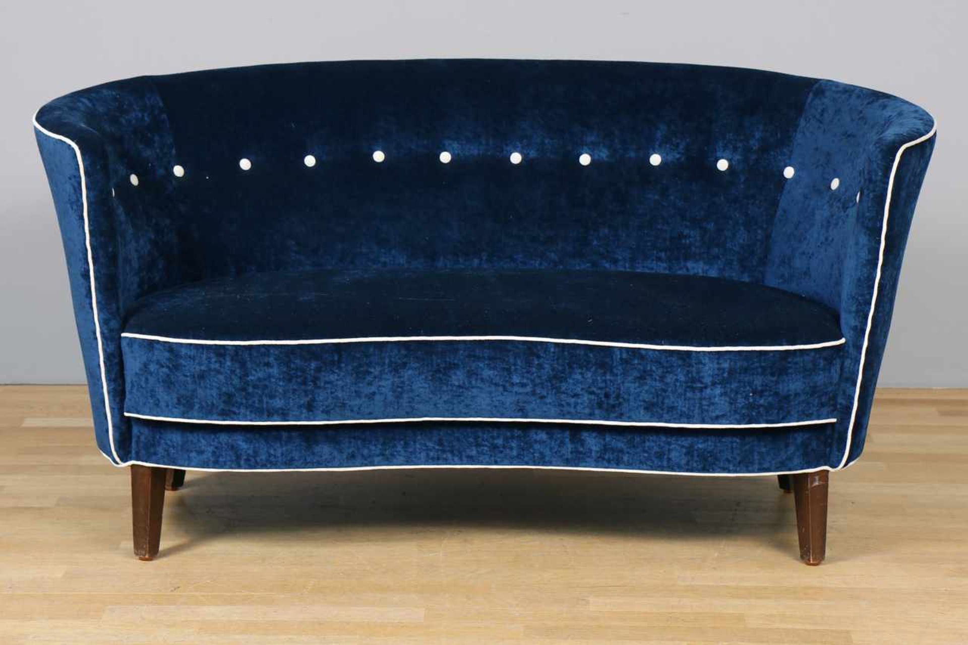 Mid-Century Canapé/Sofa unbekannter Entwurf der 1950er/60er Jahre, blauer Samtbezug mit weißem Keder - Bild 2 aus 2