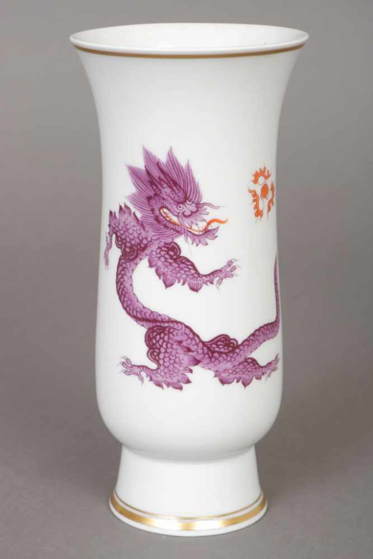 MEISSEN Vase 2. Hälfte 20. Jhdt., schlanker, hochgezogener Korpus, ¨Violetter Ming-Drache¨-Dekor mit