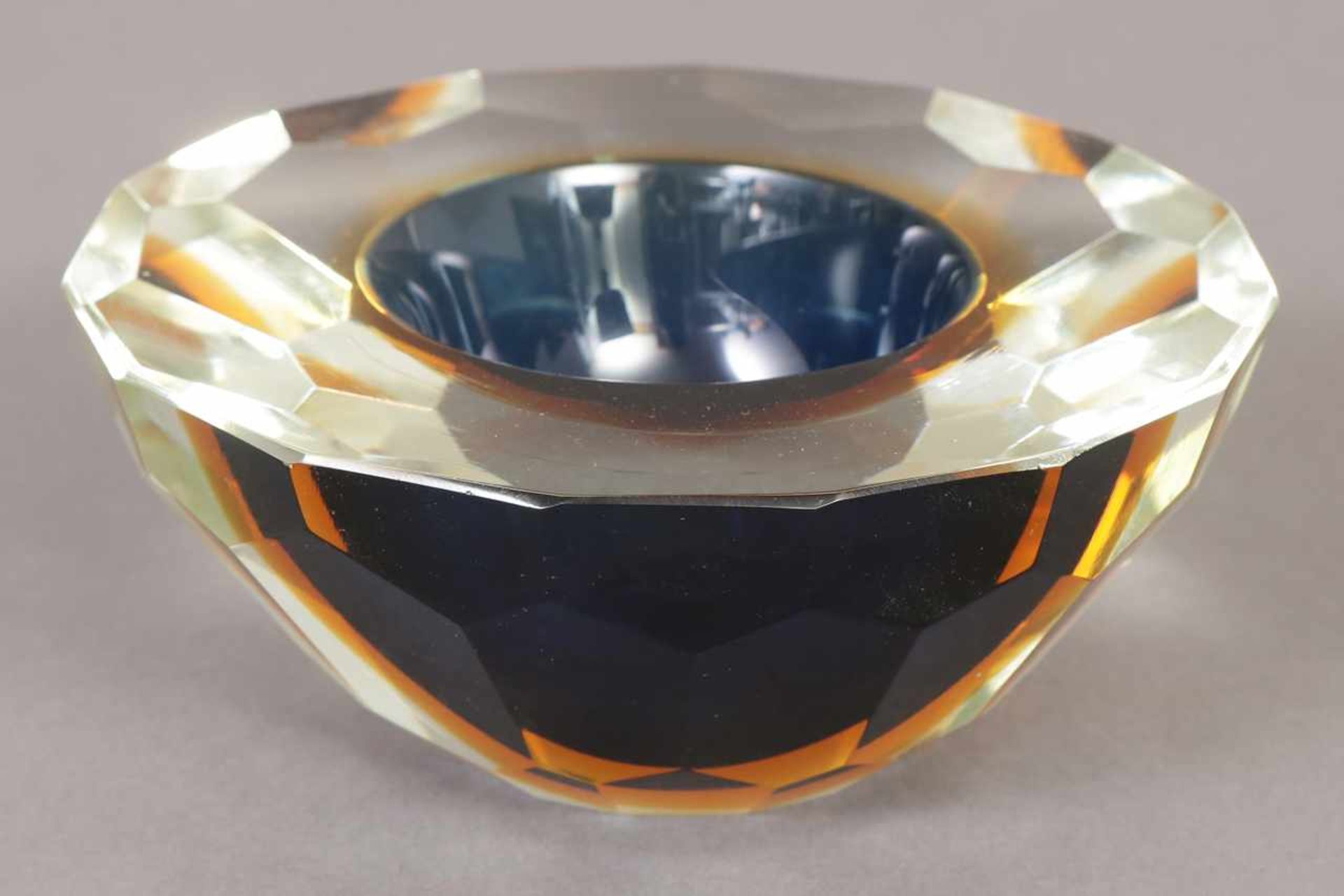 Runde MURANO Glasschale dickwandiges, blau-gelbes Überfangglas, Außenwandung facettiert, tief