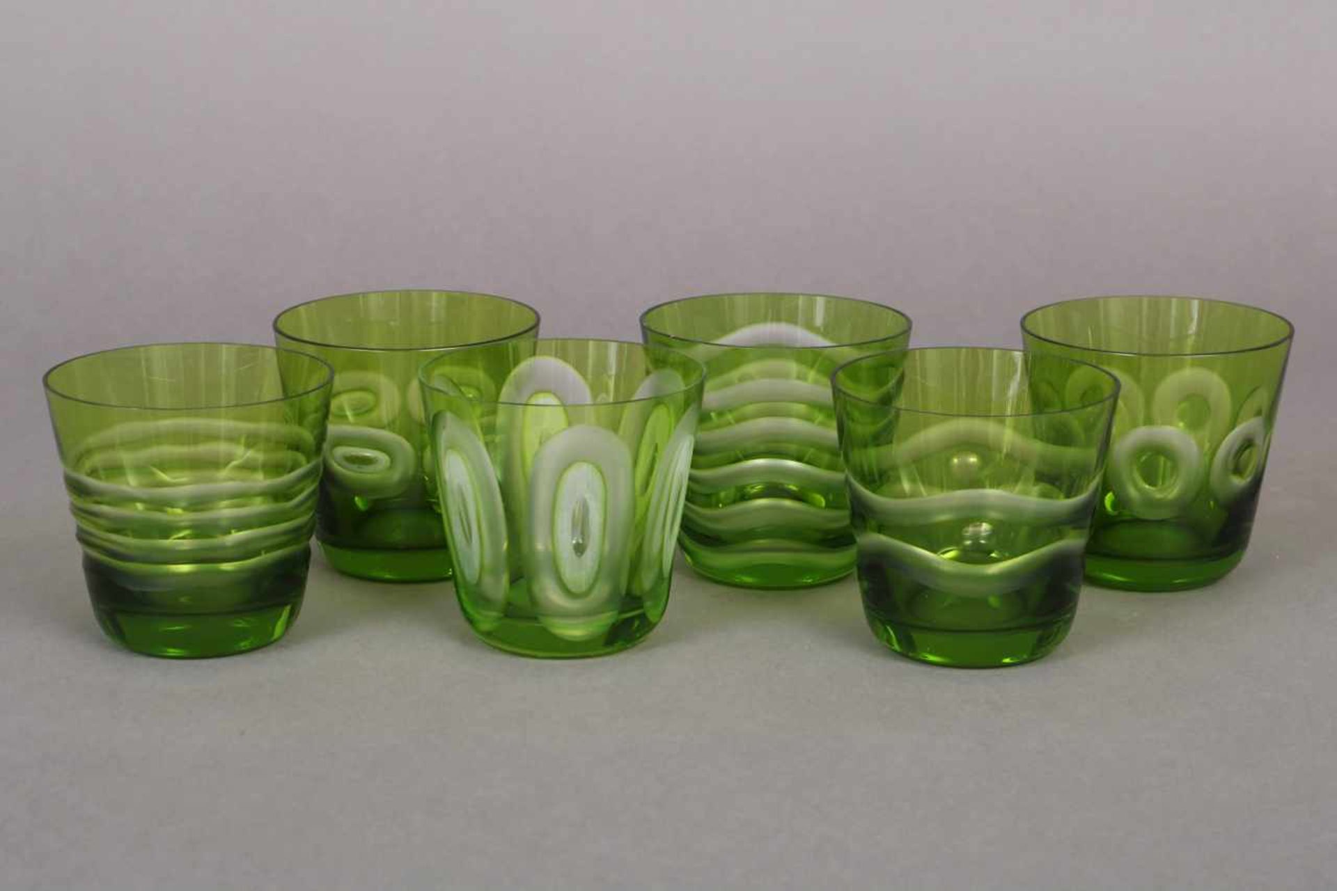 6 CARL ROTTER (Lübeck) Wassergläser grünes Glas, mit Wellenschliffdekor, 1 bestoßen, H 8cm