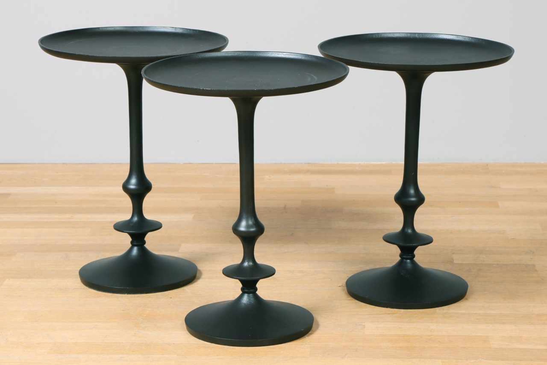 3 kleine Beistelltische (¨side tables¨) geschwärztes Metallgestell, mehrfach gegliederter