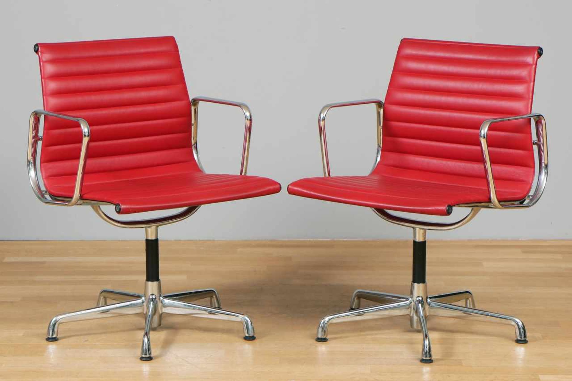 6 Armlehner (¨Conference Chairs¨) unbekannter Hersteller, um 1980, rotes Kunstleder/Vinyl-Bezug, 5- - Bild 2 aus 2