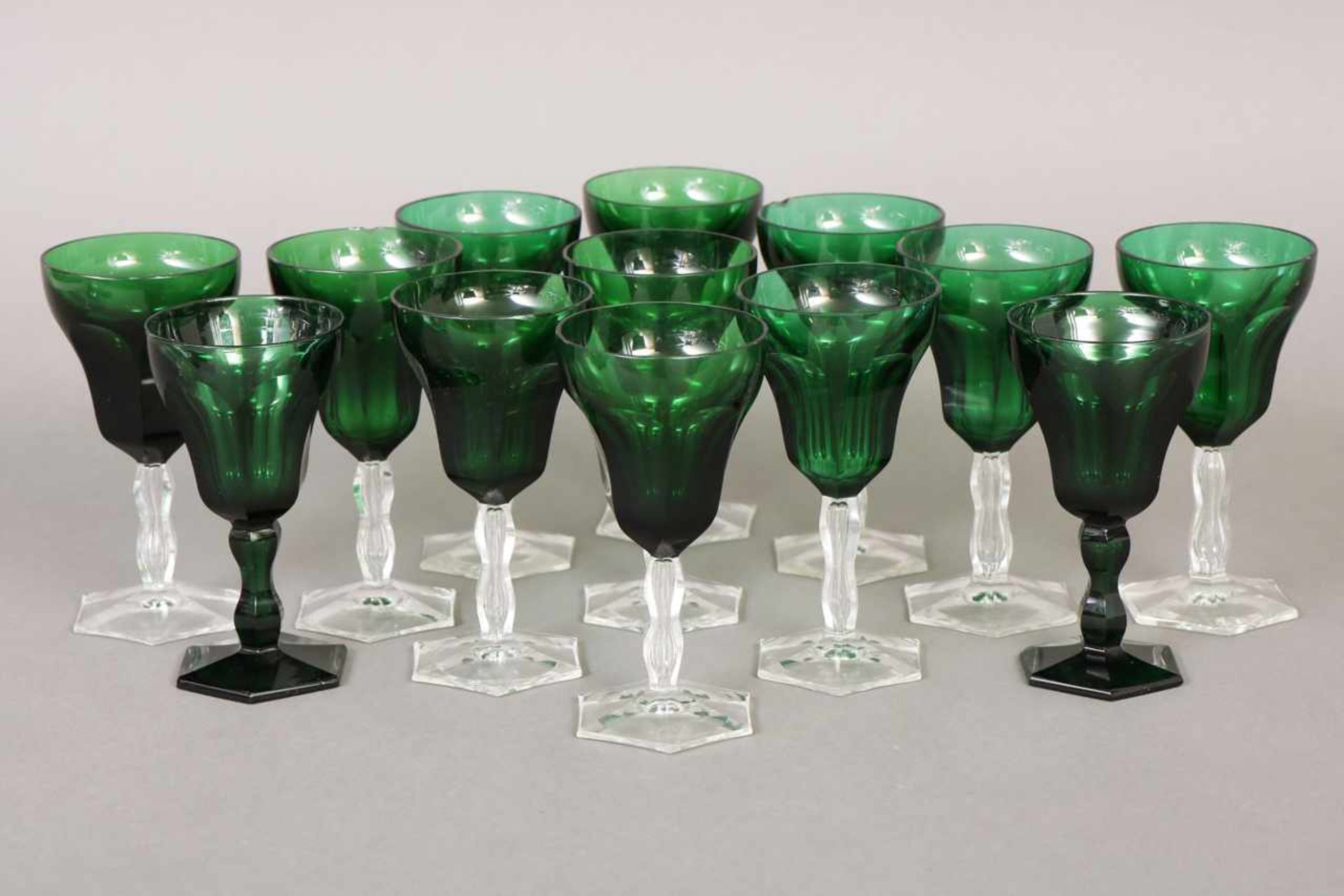 11 Weingläser unbekannte Manufaktur, um 1900, grüne, facettierte Kuppa auf farblosem