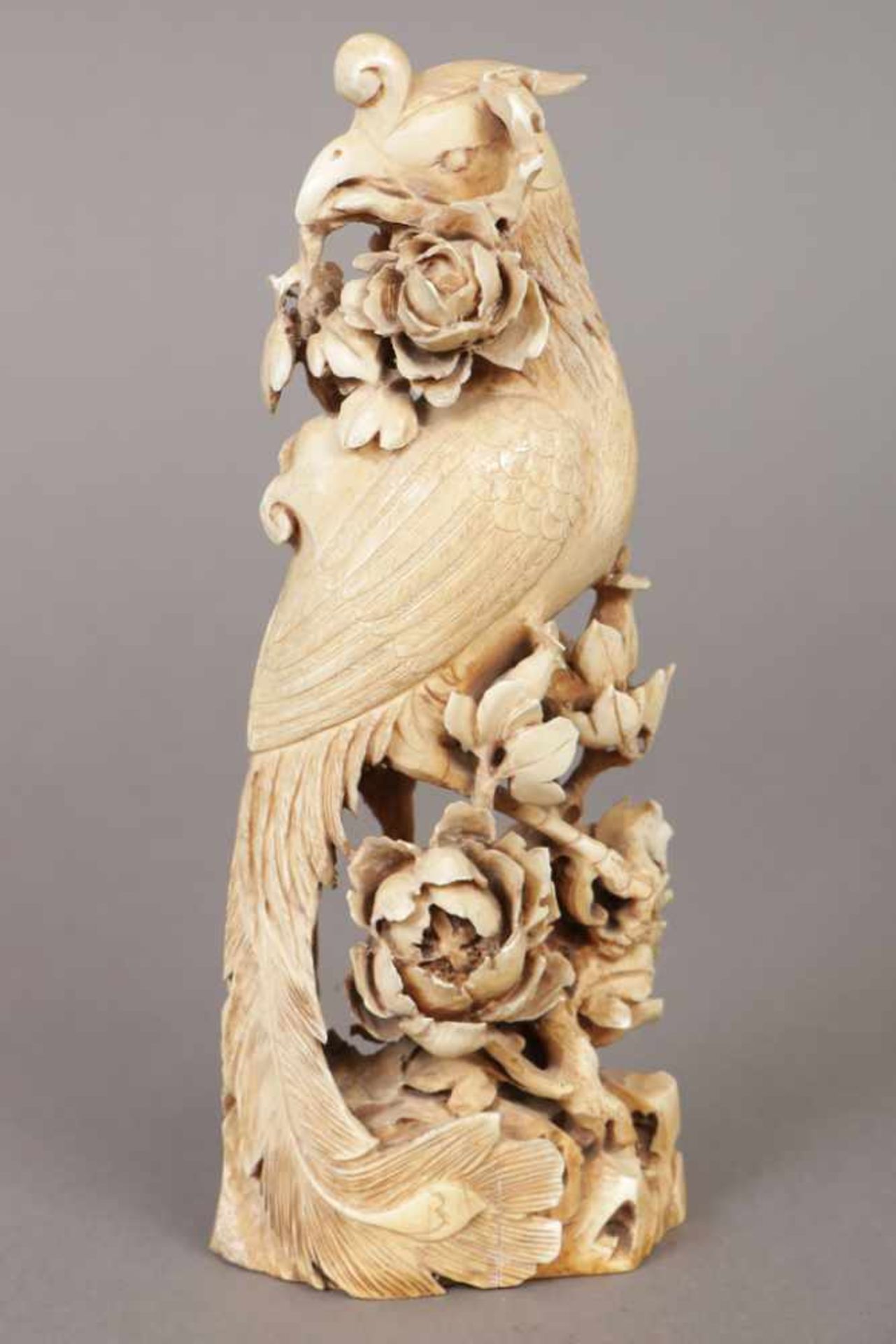 Chinesische Elfenbeinschnitzerei ¨Phönix¨ (auf Geäst sitzend) wohl um 1900, H ca. 20cm, Haarriss