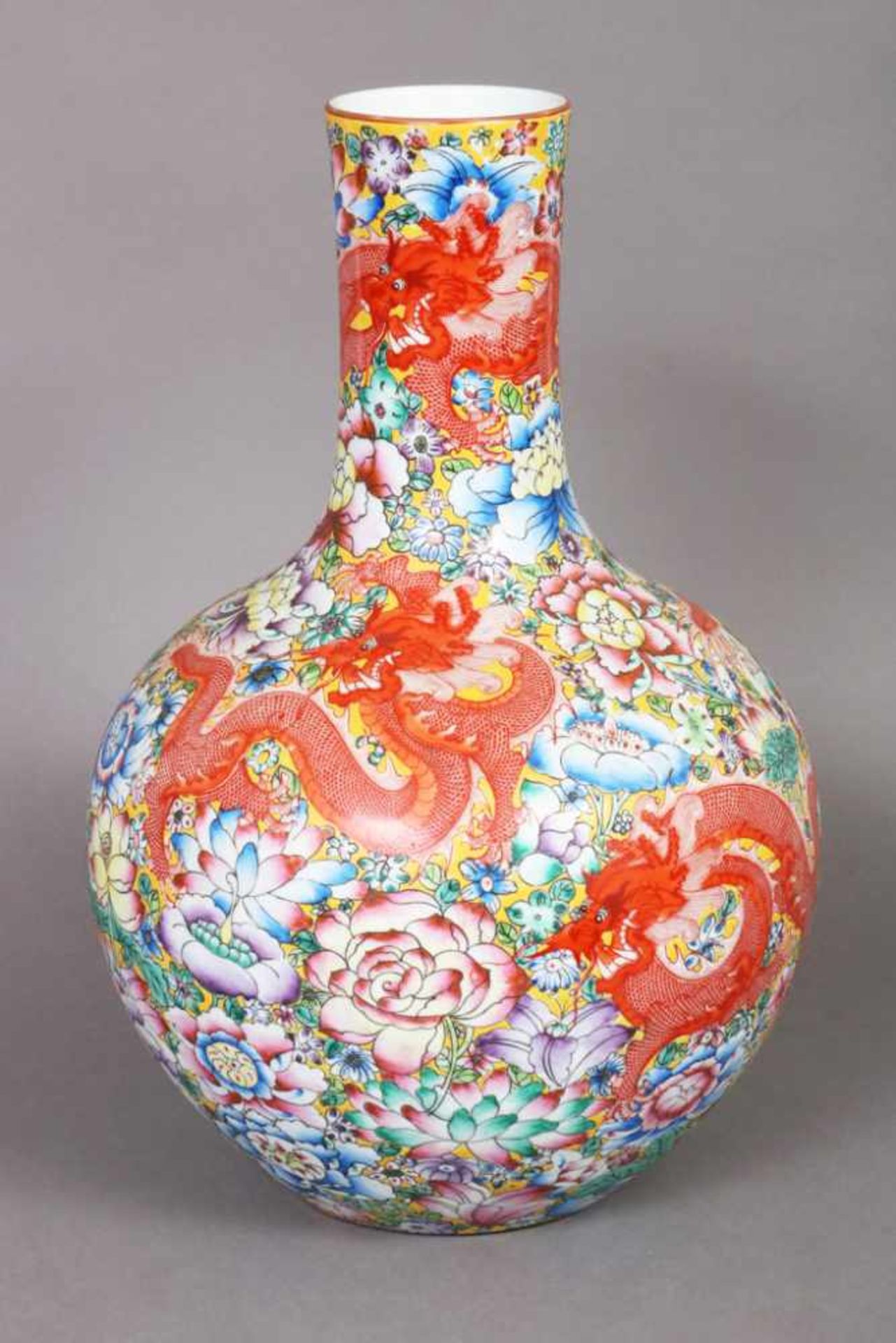 Chinesische Porzellanvase bauchige Knoblauchform mit zylindrischem Hals, Wandung mit üppigem,