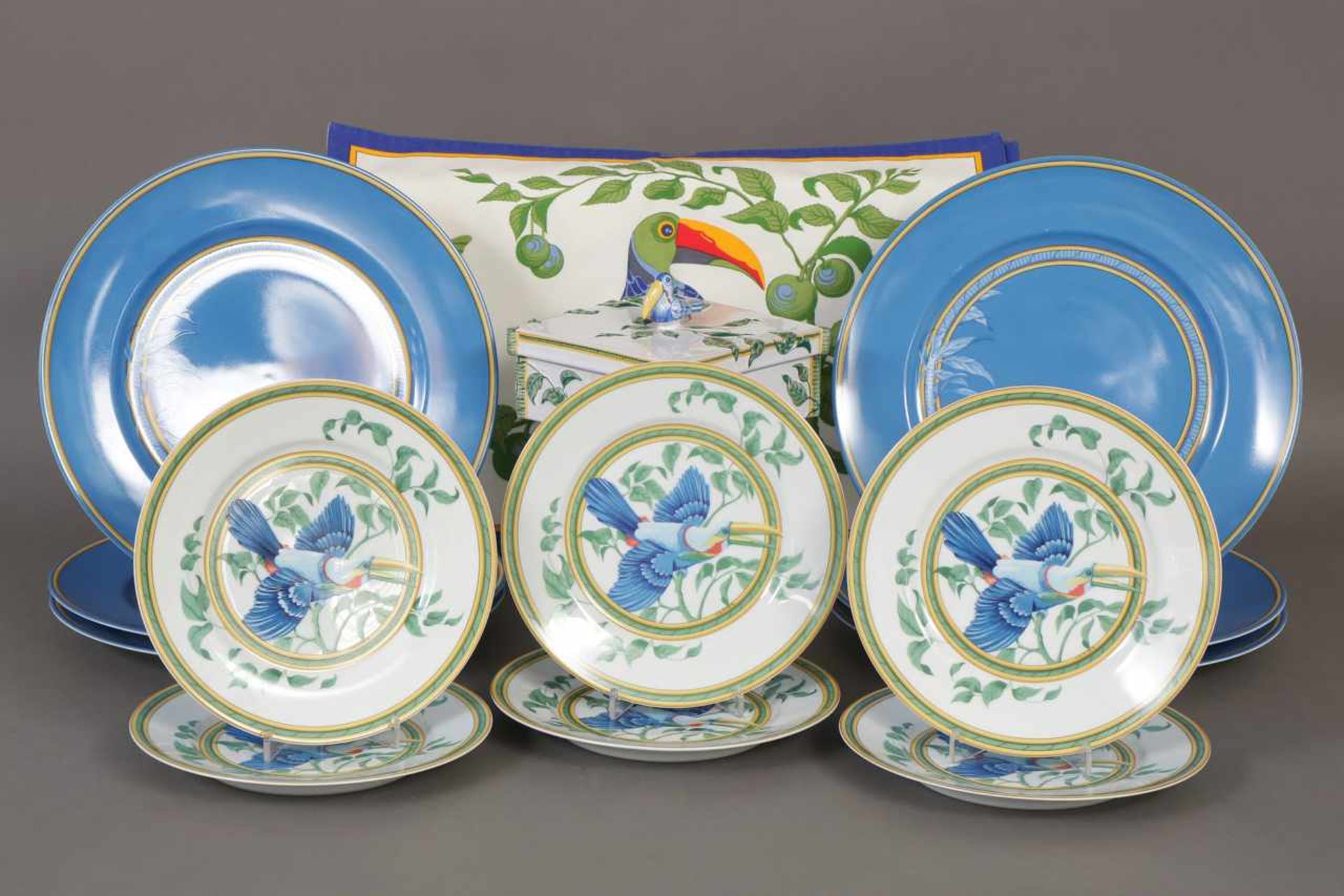 HERMÈS Service 20. Jhdt., polychromer Dekor ¨Toucans¨, bestehend aus 6 Platztellern, 6