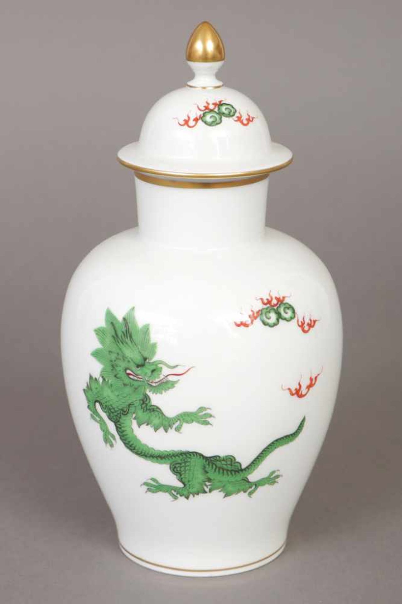 MEISSEN Deckelvase 2. Hälfte 20. Jhdt., Urnenform mit gehöhtem Deckel, ¨Grüner Ming-Drache¨-Dekor