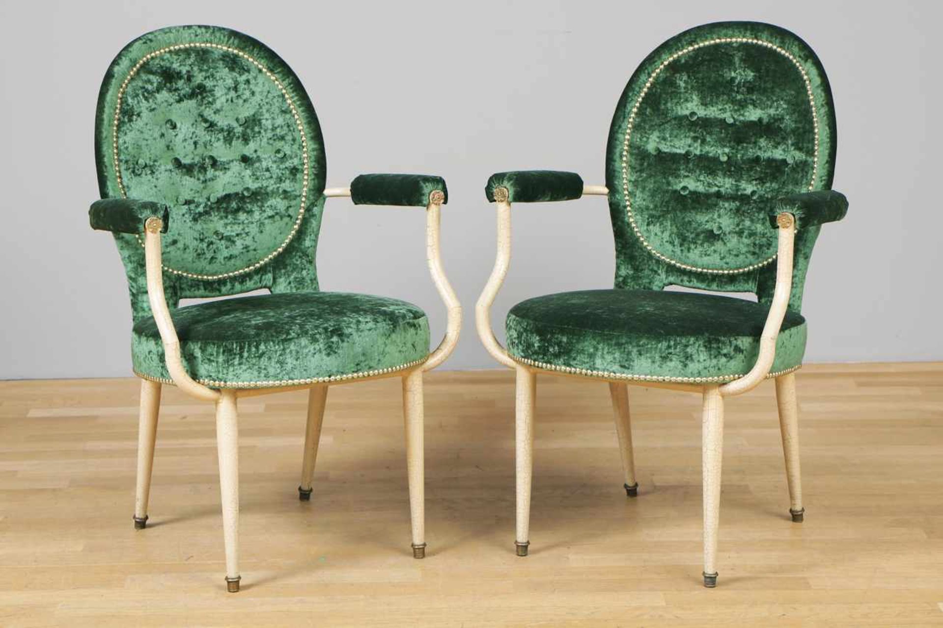 Paar Armlehn-/Medaillonstühle im Stile des Art Deco grüner Samtbezug, geheftet und genietet,