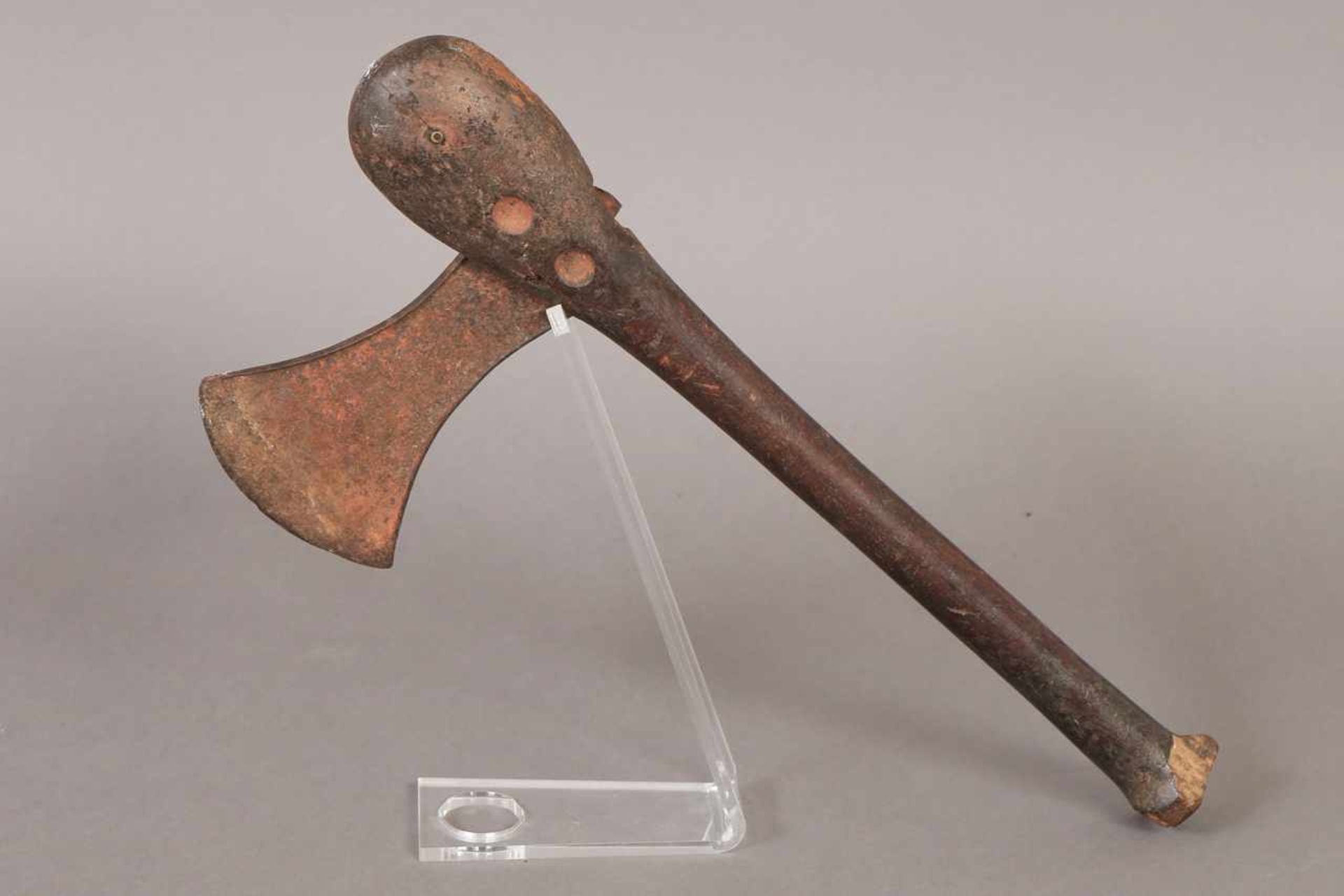 Afrikanisches Querbeil Holz und Eisen, Westafrika, wohl 1. Hälfte 20. Jhdt., H ca. 37cm, am Griff