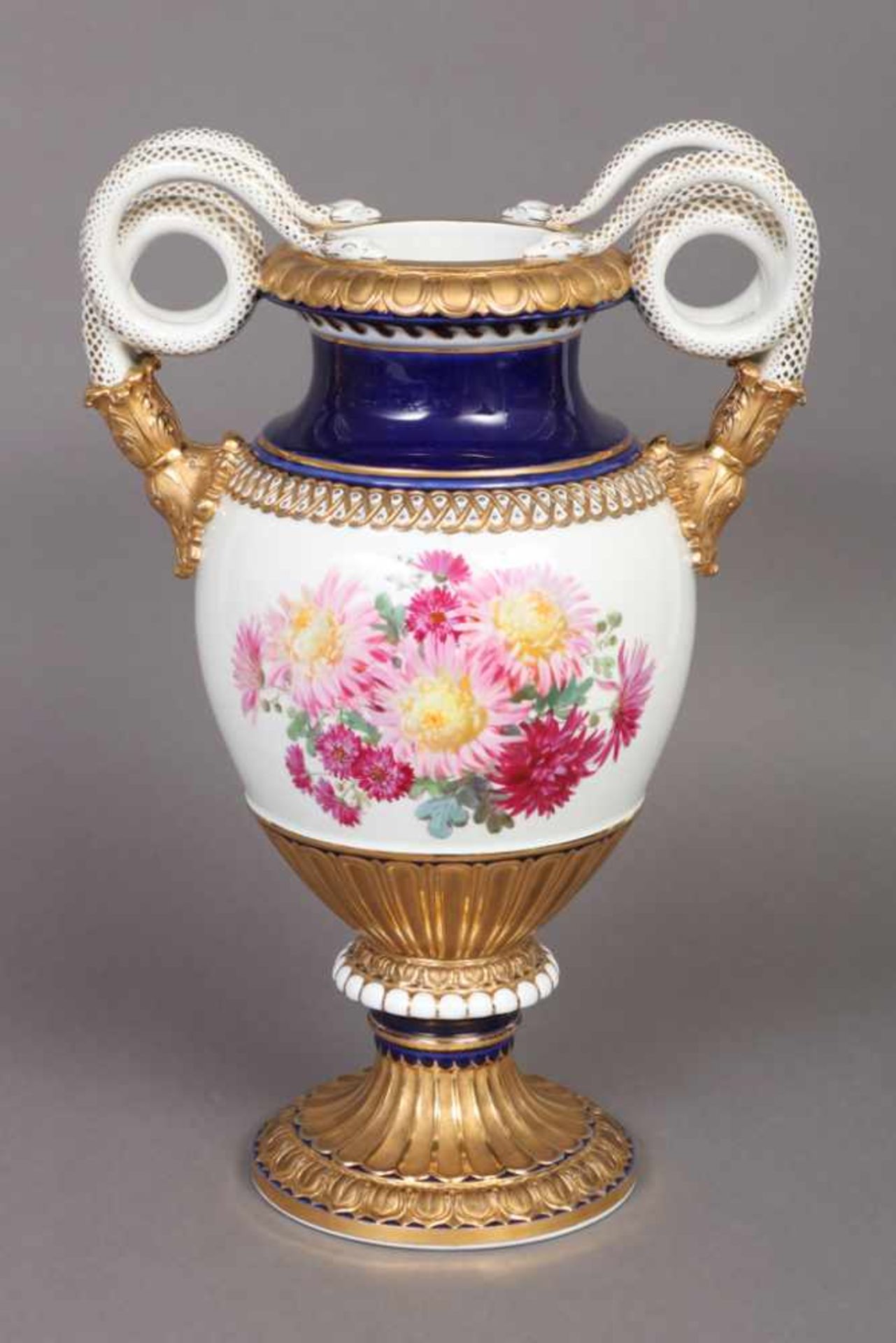 MEISSEN Prunkvase um 1900 (Knaufzeit), amphorenförmiger Korpus auf eingezogenem, reliefiertem