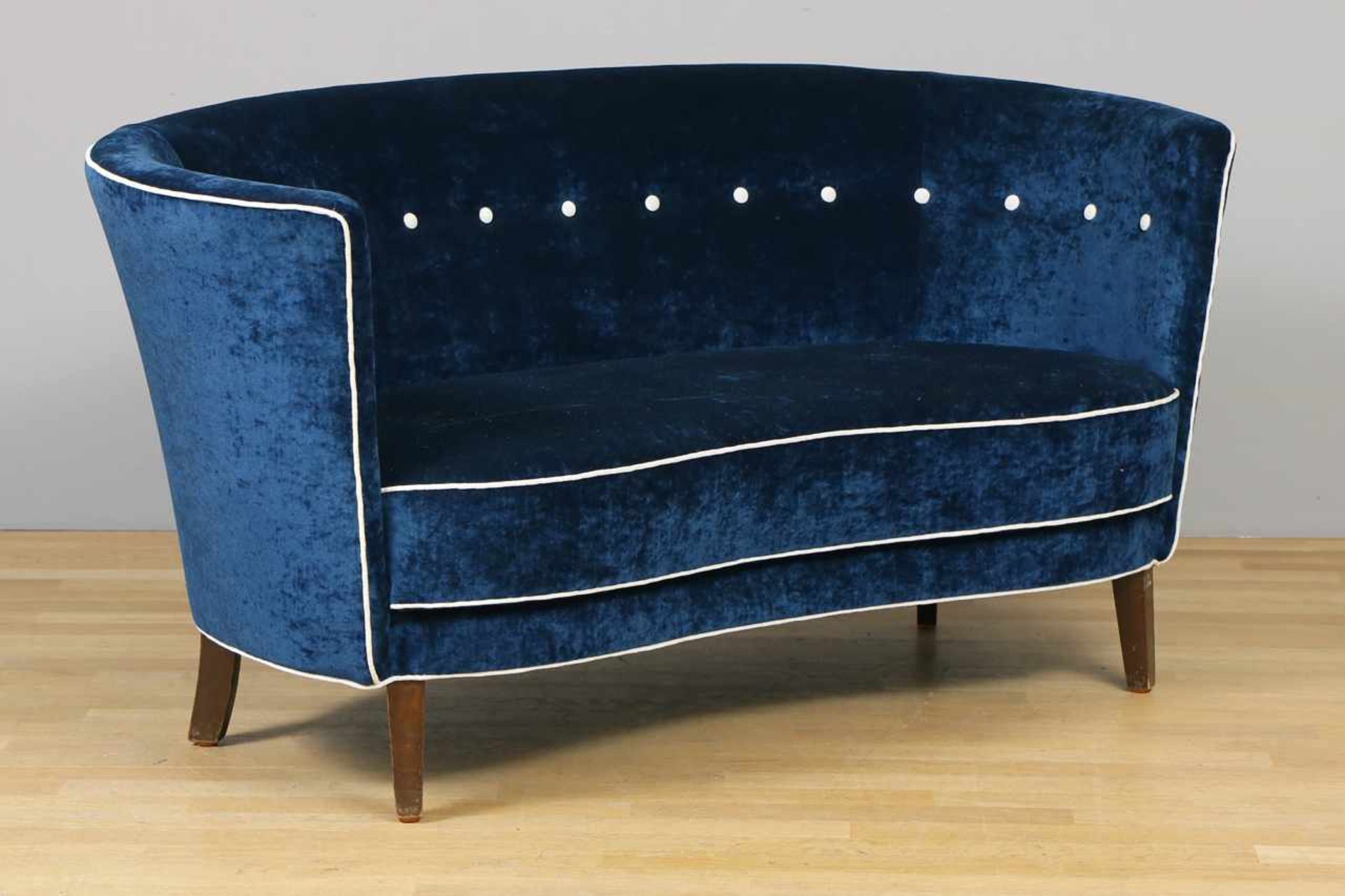 Mid-Century Canapé/Sofa unbekannter Entwurf der 1950er/60er Jahre, blauer Samtbezug mit weißem Keder