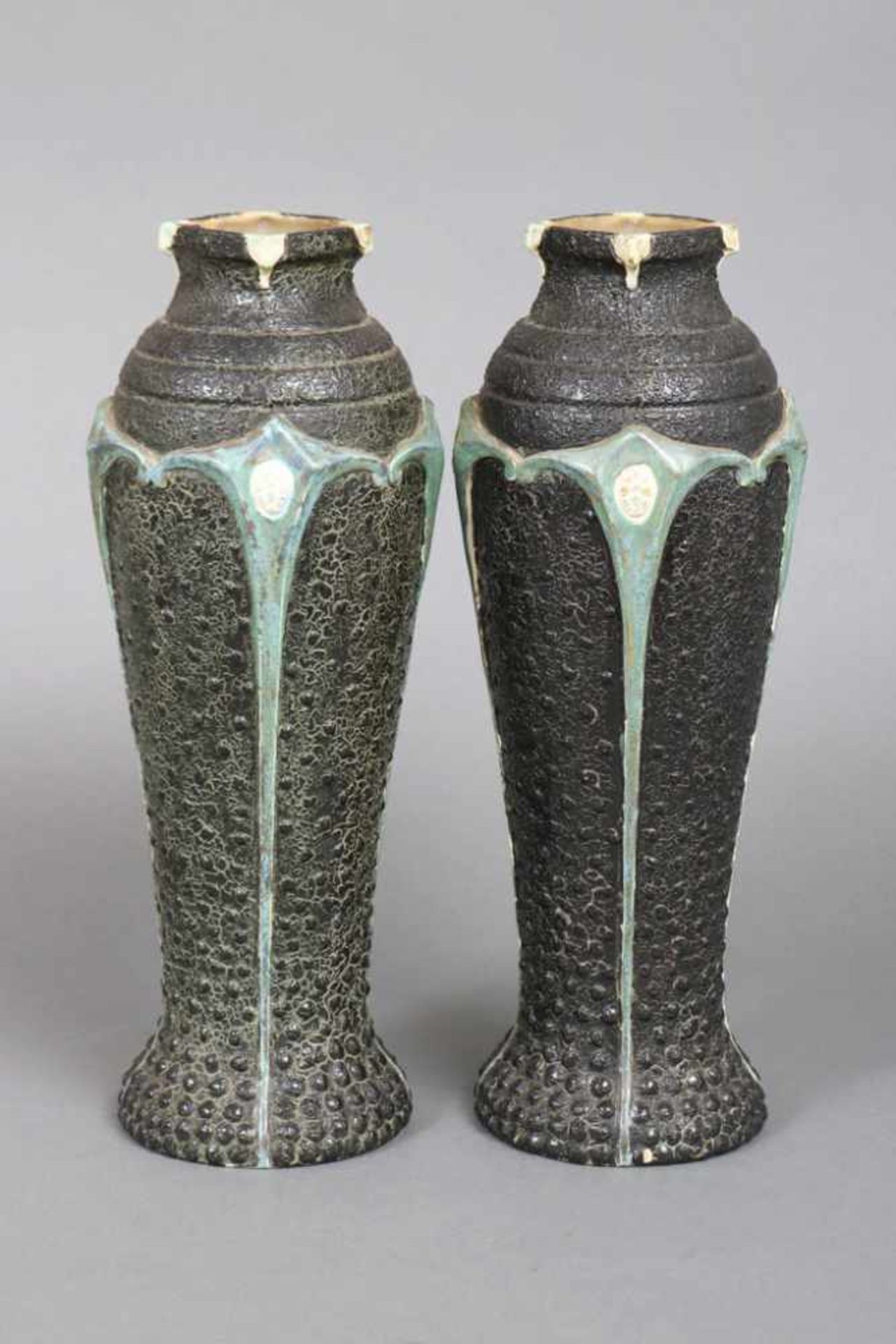 2 Keramik-Vasen Jugendstil, wohl Amphora Wien, Mod.Nr. 1283, gestempelt Austria, hohe Balusterform