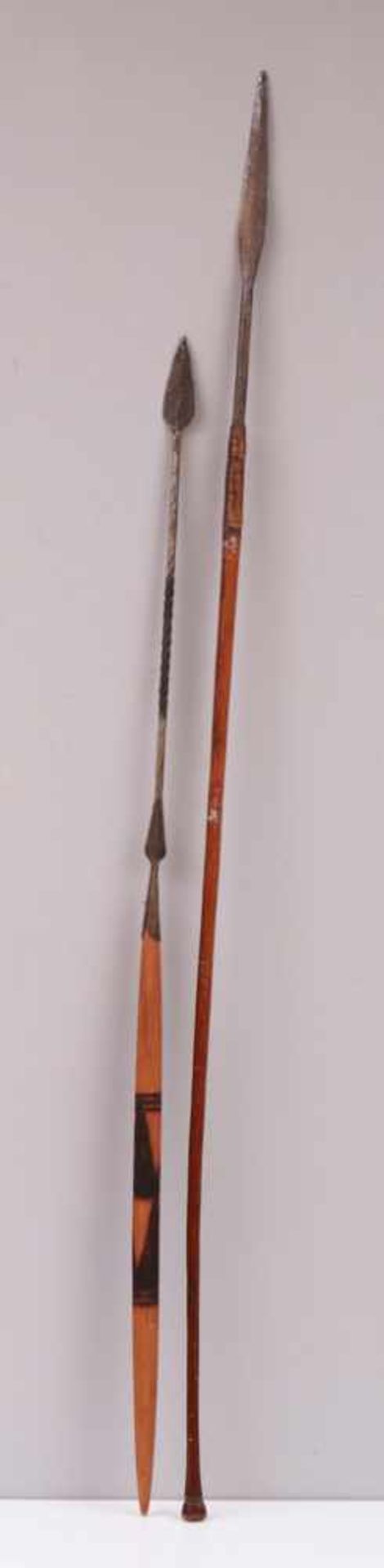 2 afrikanische Speere wohl Masai, Eisen, Holz und Bast, L ca. 130/160cm