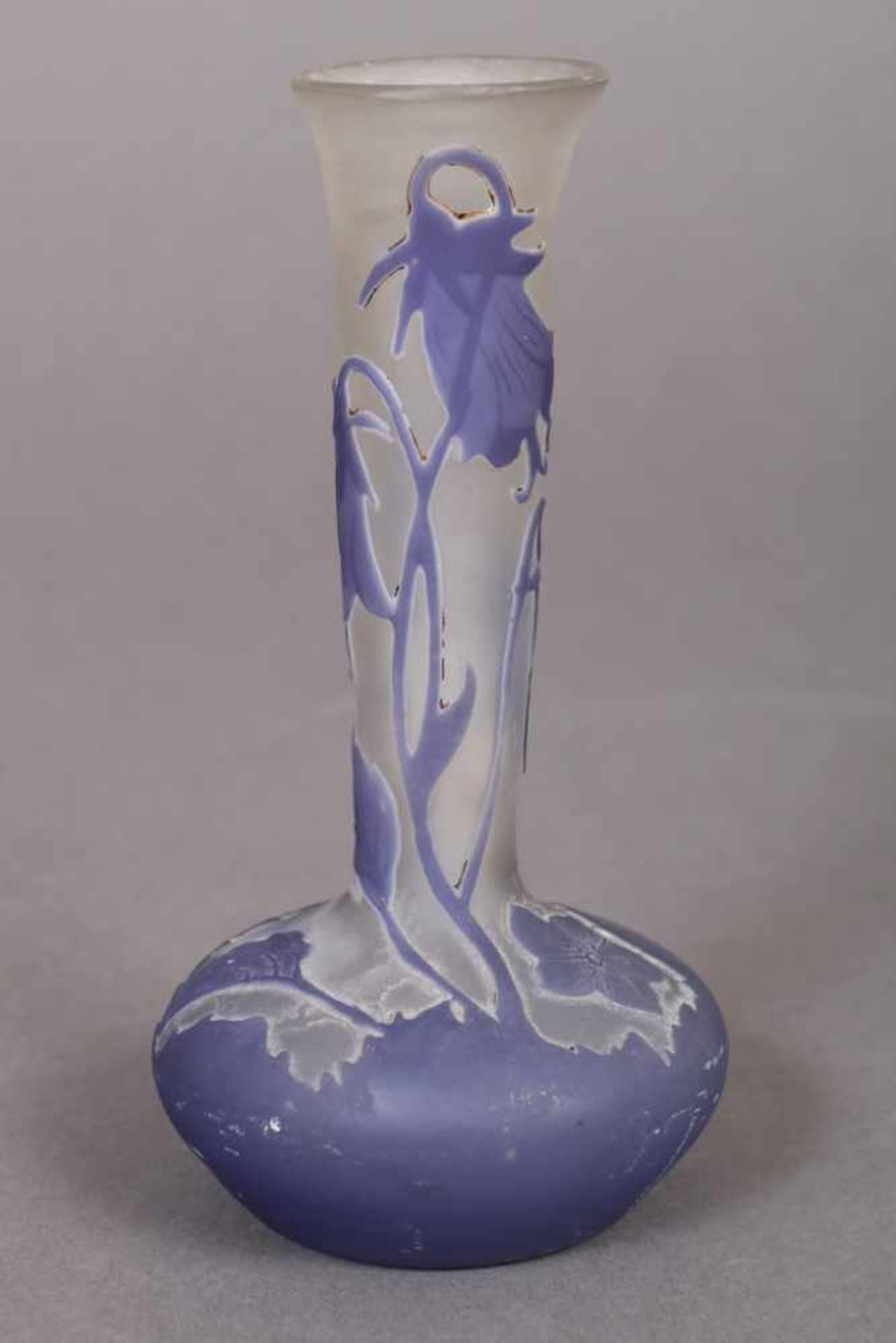 ÉMILE GALLÉ (1846-1904) Vase blau-weißes Cameoglas, signiert ¨Gallé¨, H ca. 11,5cm, leichter Abrieb