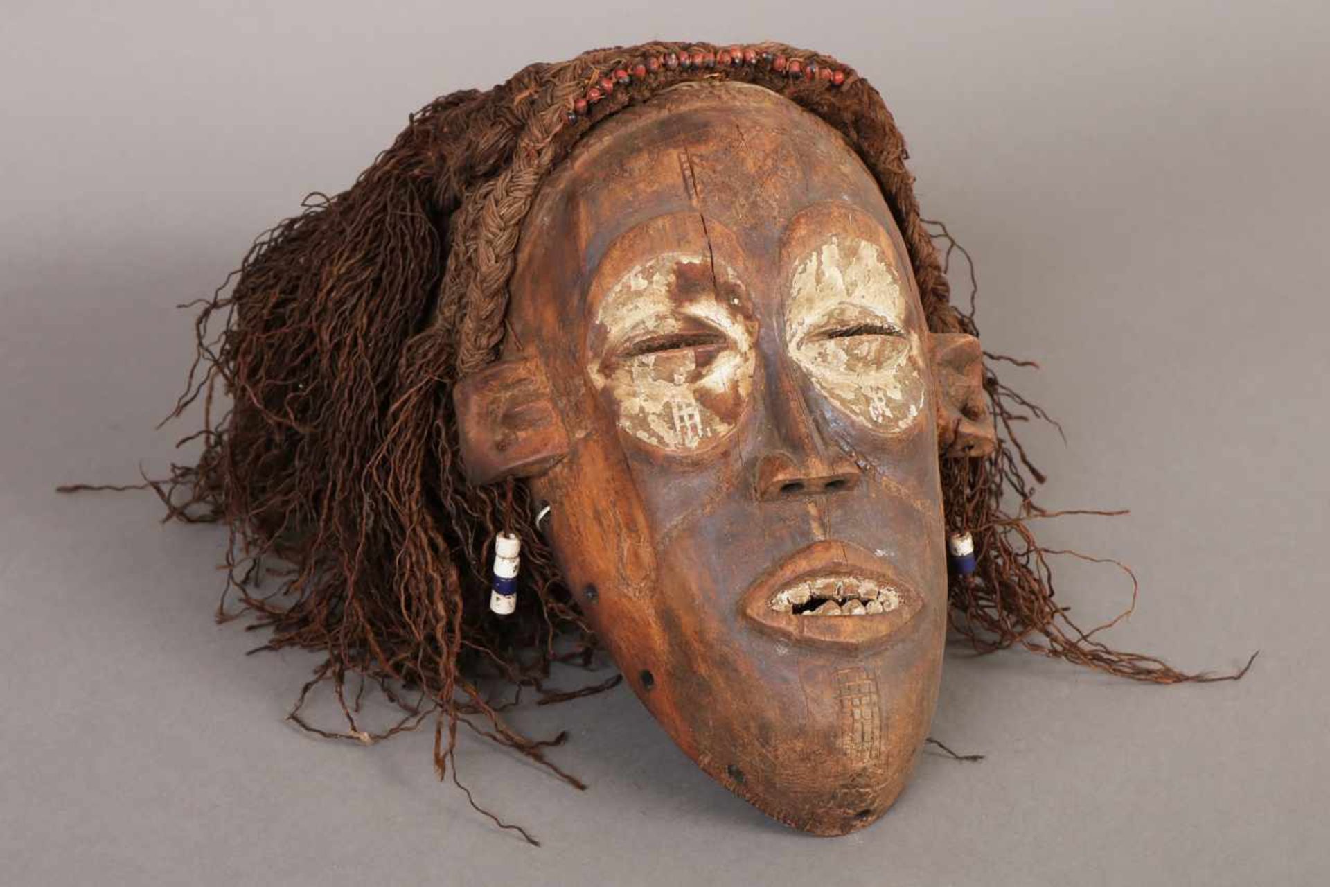 Afrikanische Tanz-/Ritualmaske Holt, Rafia-Geflecht und Beads, wohl Pende, Kongo, männliches Gesicht