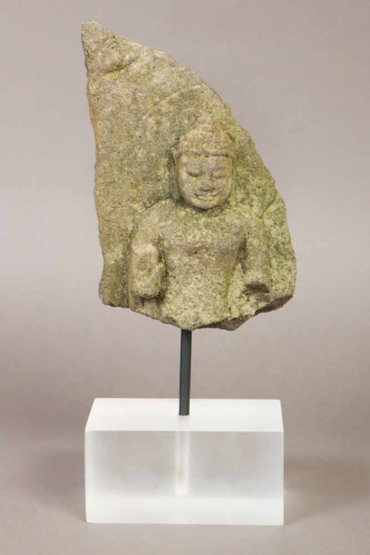 Fragment einer wohl indonesischen Relieffigur¨Buddha¨ auf Plexiglas-Stand, H 24cm, gesamt 35,5cm