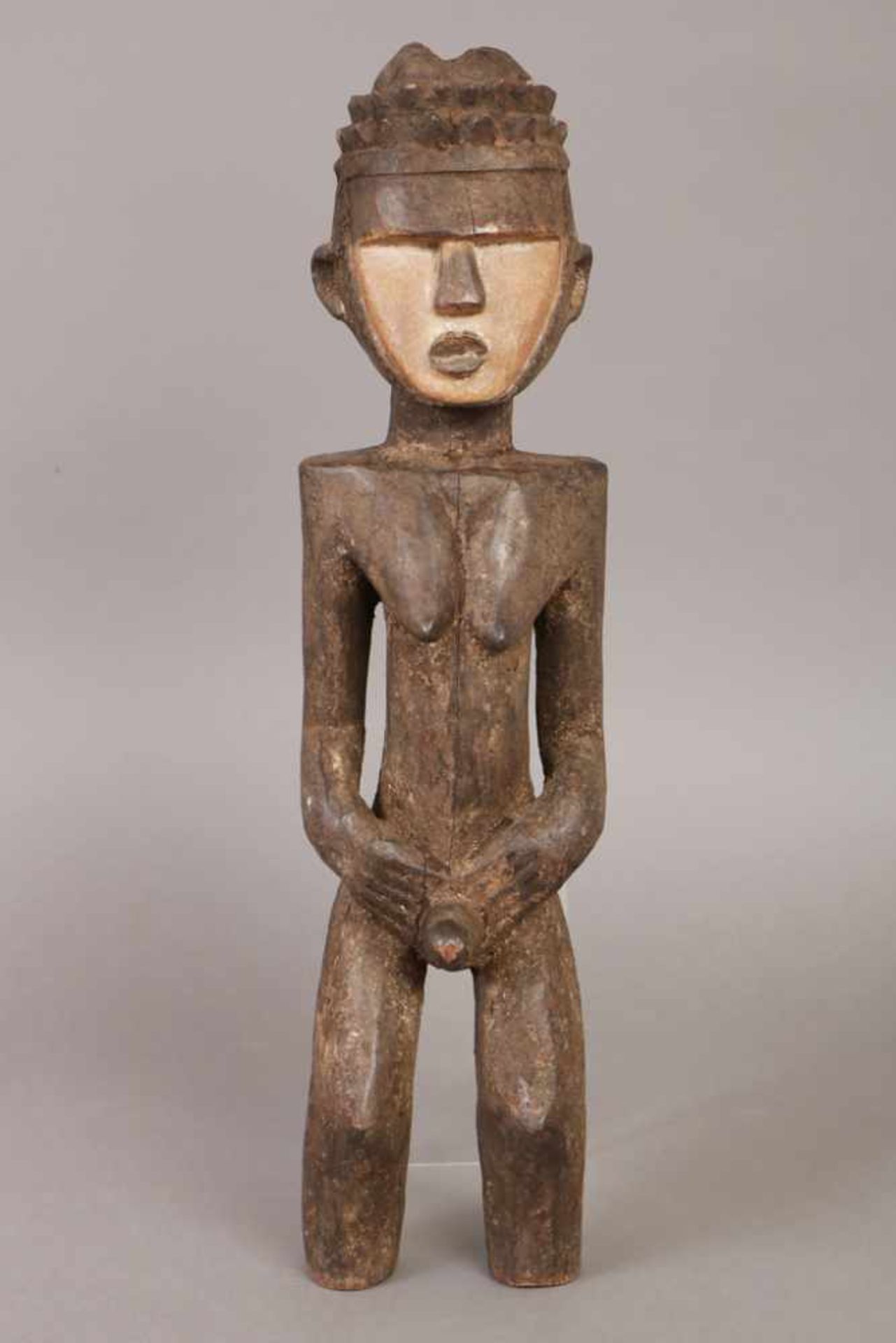 Afrikanische Ritualfigur Holz, dunkel patiniert, Urhobo, Nigeria, männliche Figur mit spitzen