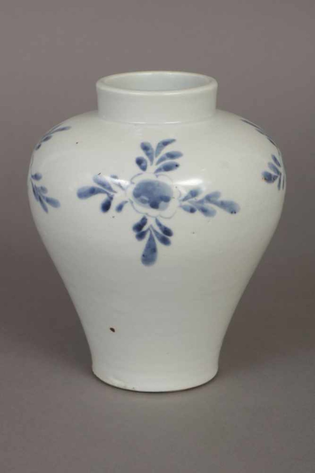 Asiatische Porzellanvase wohl Korea, hochbauchiger, urnenförmiger Korpus, Wandung mit sparsamer