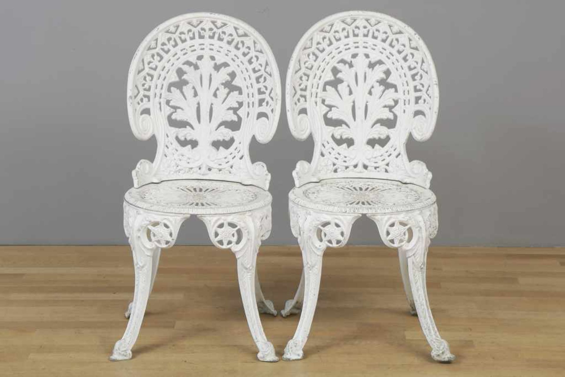 Paar Gartenstühle im viktorianischen Stil Metallguss, weiß lackiert, Medaillonrücken und runde - Bild 3 aus 3