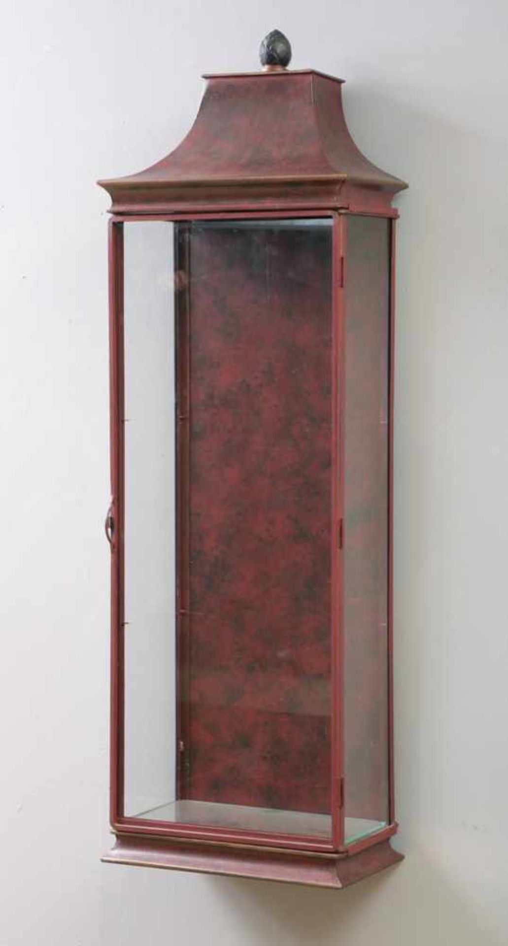Große Laterne/Vitrinenschrank Metall, rot lackiert, 3-seitig verglast, pagodenförmiges Dach mit