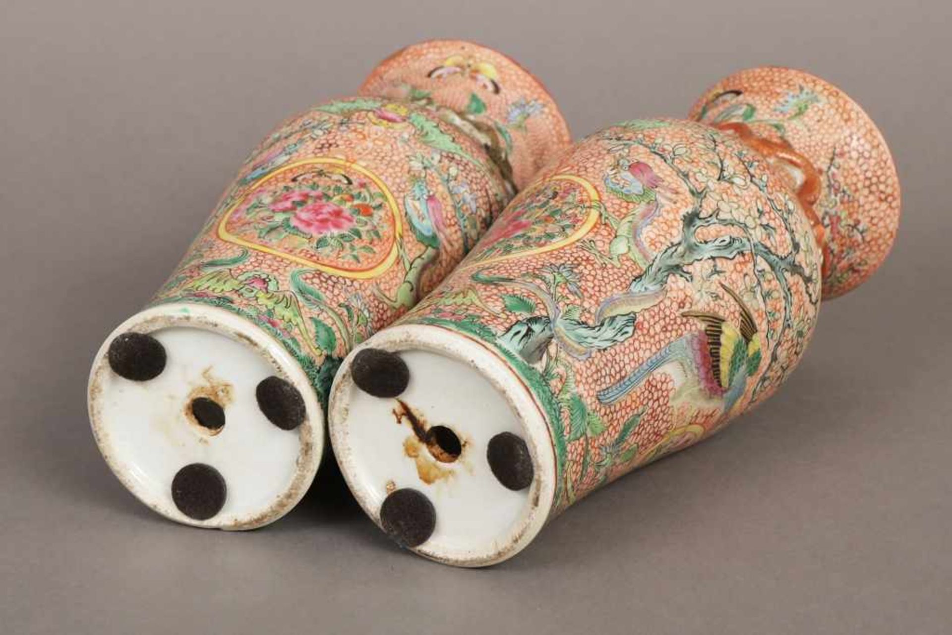 Paar chinesische Porzellanvasen (ehemals montiert) wohl Kanton, Qing-Dynastie (1644-1912), ¨ - Image 2 of 3