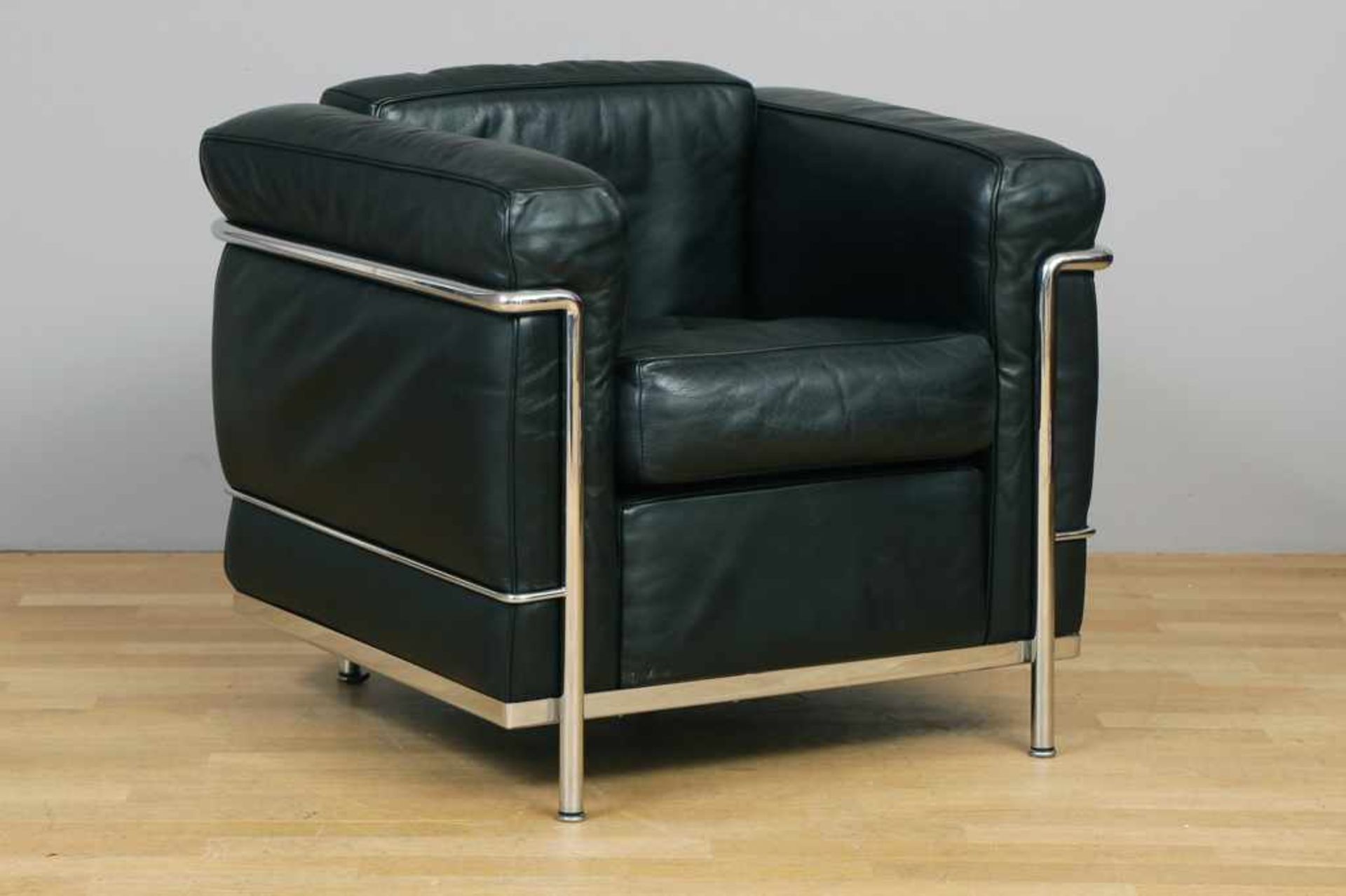 LE CORBUSIER Sessel ¨LC2¨ Ausführung Cassina, verchromtes Stahlrohr, schwarzes Leder, guter Zustand,