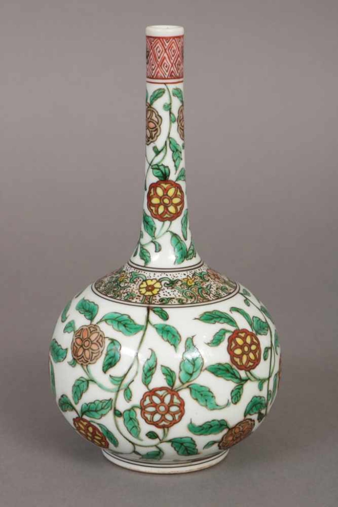 Chinesische Porzellanvase bauchiger, zwiebelförmiger Korpus mit hohem, schlankem Hals, umlaufend