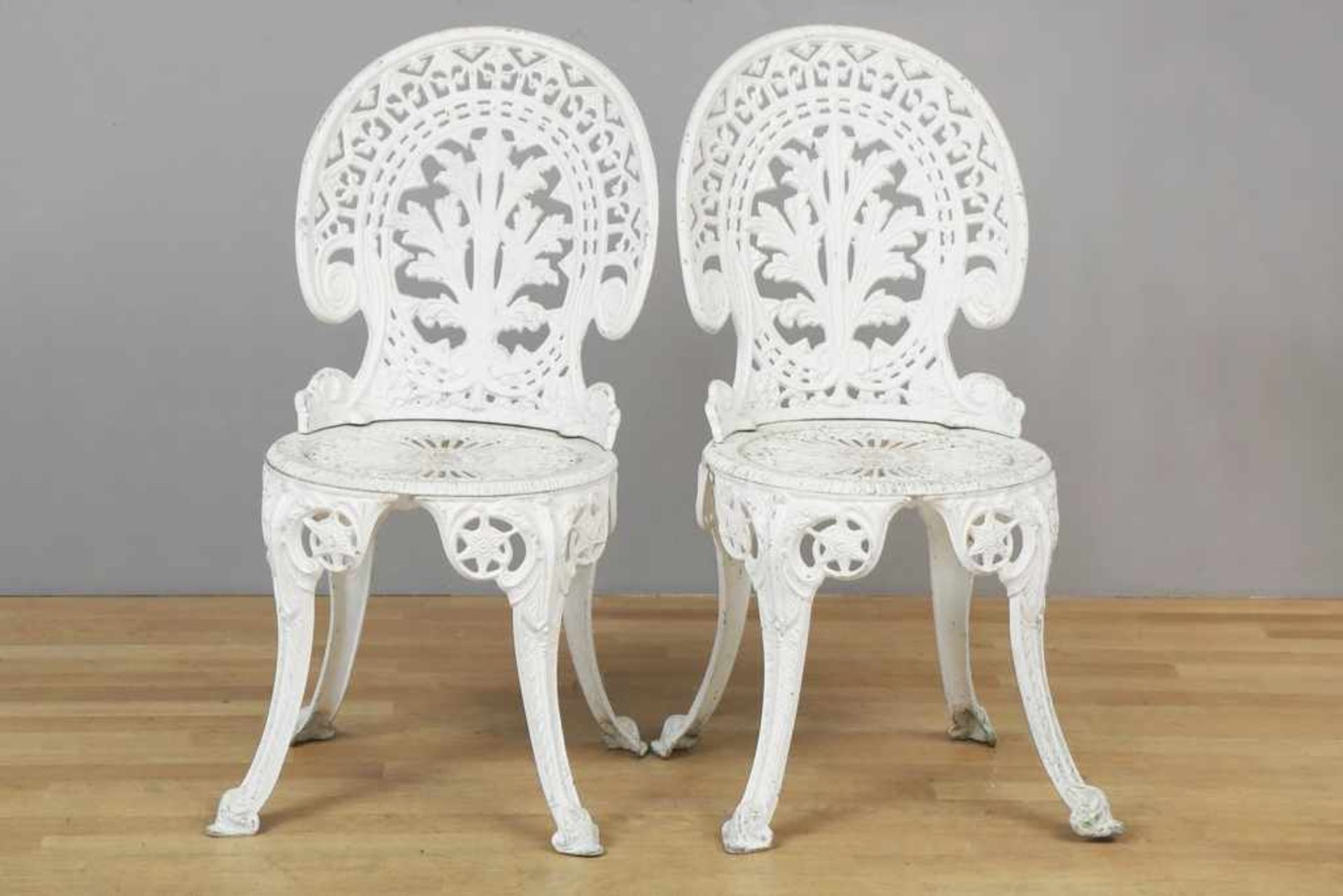 Paar Gartenstühle im viktorianischen Stil Metallguss, weiß lackiert, Medaillonrücken und runde - Bild 2 aus 3