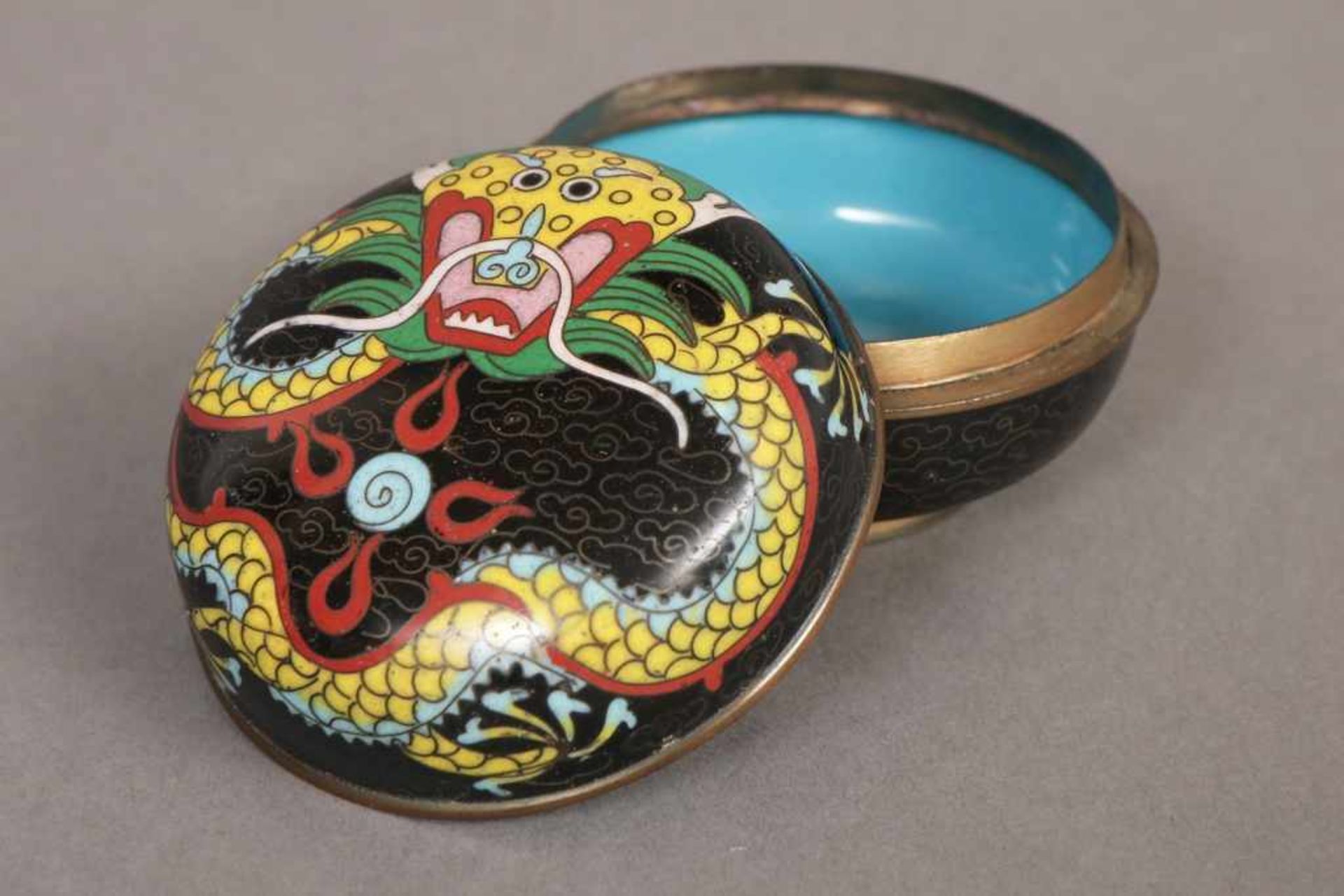 Kleine Cloisonné-Dose wohl China, um 1900, Savonette-Form, polychromes Drachendekor auf schwarzem
