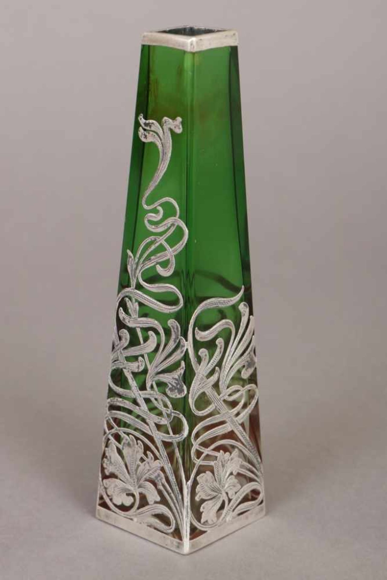 Jugendstil Vase mit Silver-Overlay unbekannte (wohl böhmische) Manufaktur, um 1900, grünes Glas