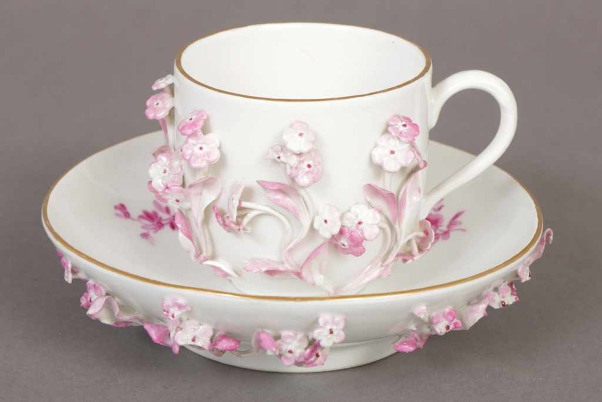 MEISSEN Ziertasse mit Untertasse um 1900 (Knaufzeit), plastisches Blütendekor, purpur- und