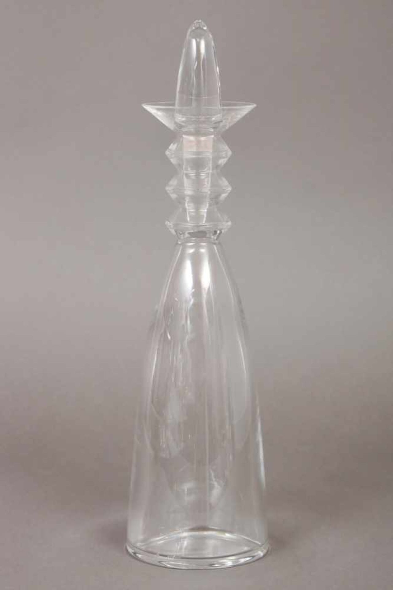 BACCARAT Karaffe farbloses Kristall, Kegelform, zapfenförmiger Stopfen, H ca. 36,5cm