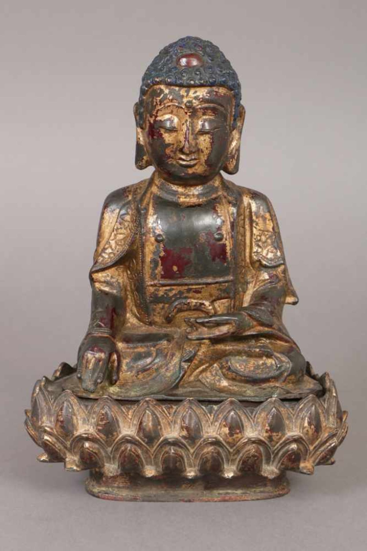 Buddha-Figur Bronze, mit Resten alter Vergoldung und roter Farbstaffage, wohl China, Ming-