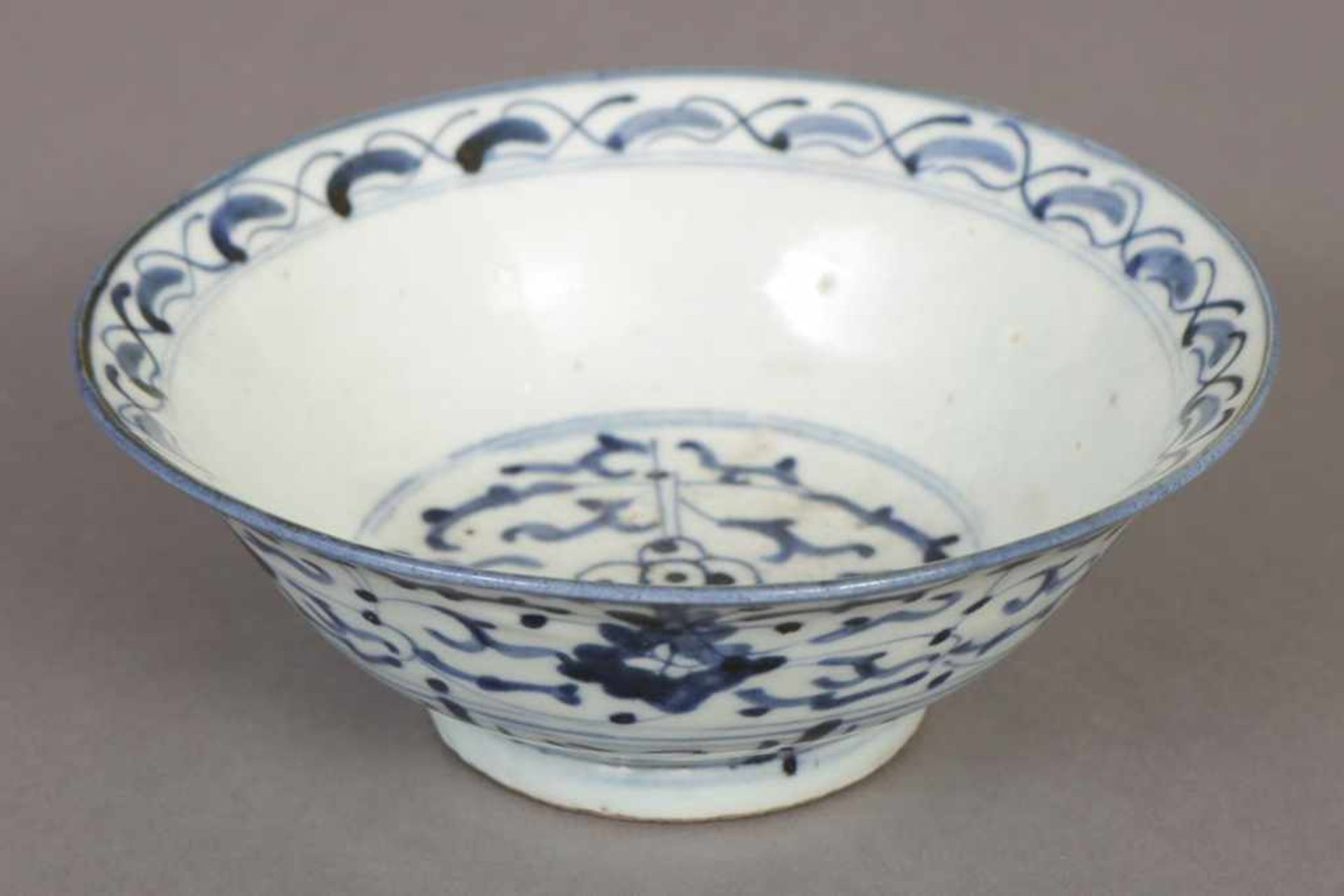 Chinesische Porzellanschale im Stile Ming runde, tiefe Form auf kurzem Standring, ornamentales