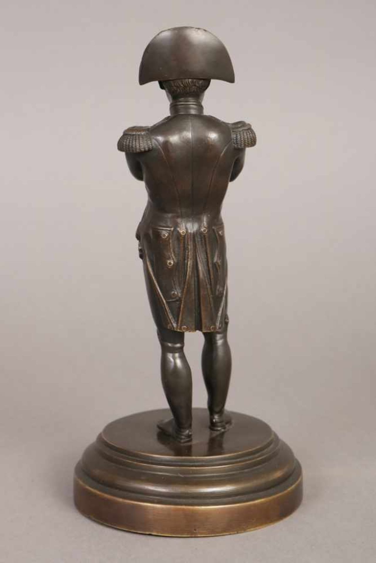 Bronzefigur ¨Napoleon Bonaparte, stehend¨ dunkel patiniert, unbekannter Künstler des 19. Jhdts., auf - Image 2 of 2