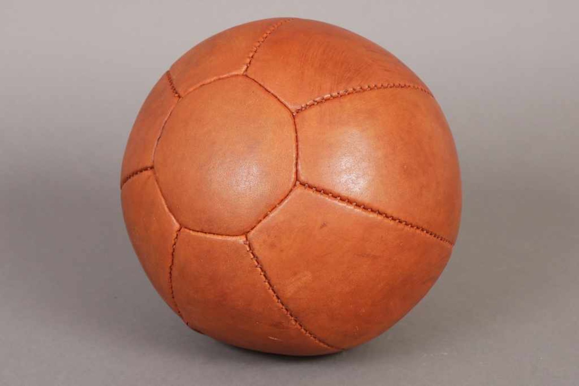 Medizinball cognacbraunes Leder, genäht, um 1970, D ca. 20cm