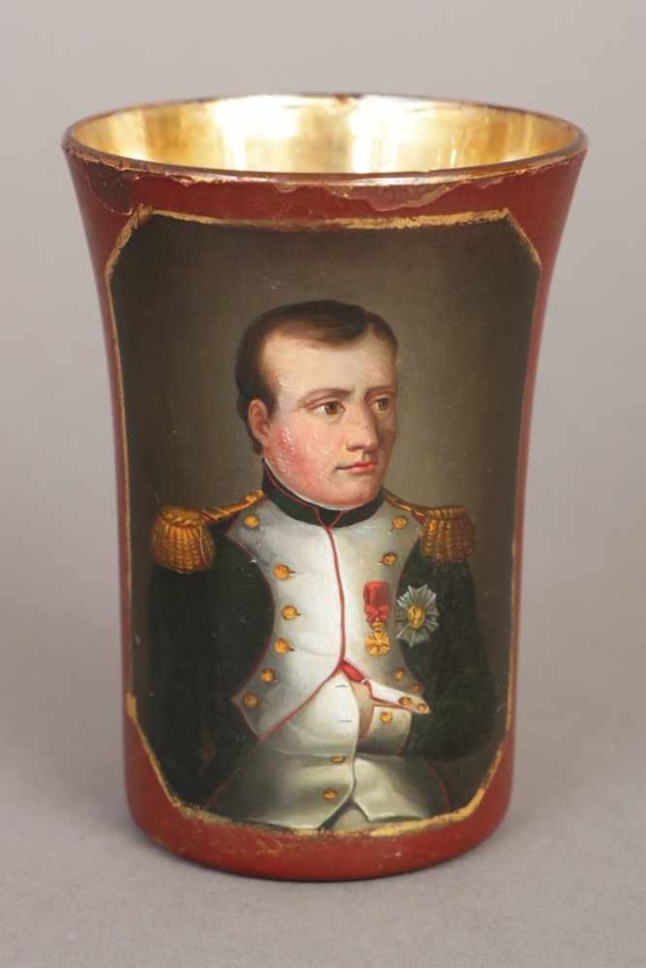 Napoleon Becherglas, um 1800 bordeauxfarbener Fond (lackiert), schauseitig eckige Reserve mit