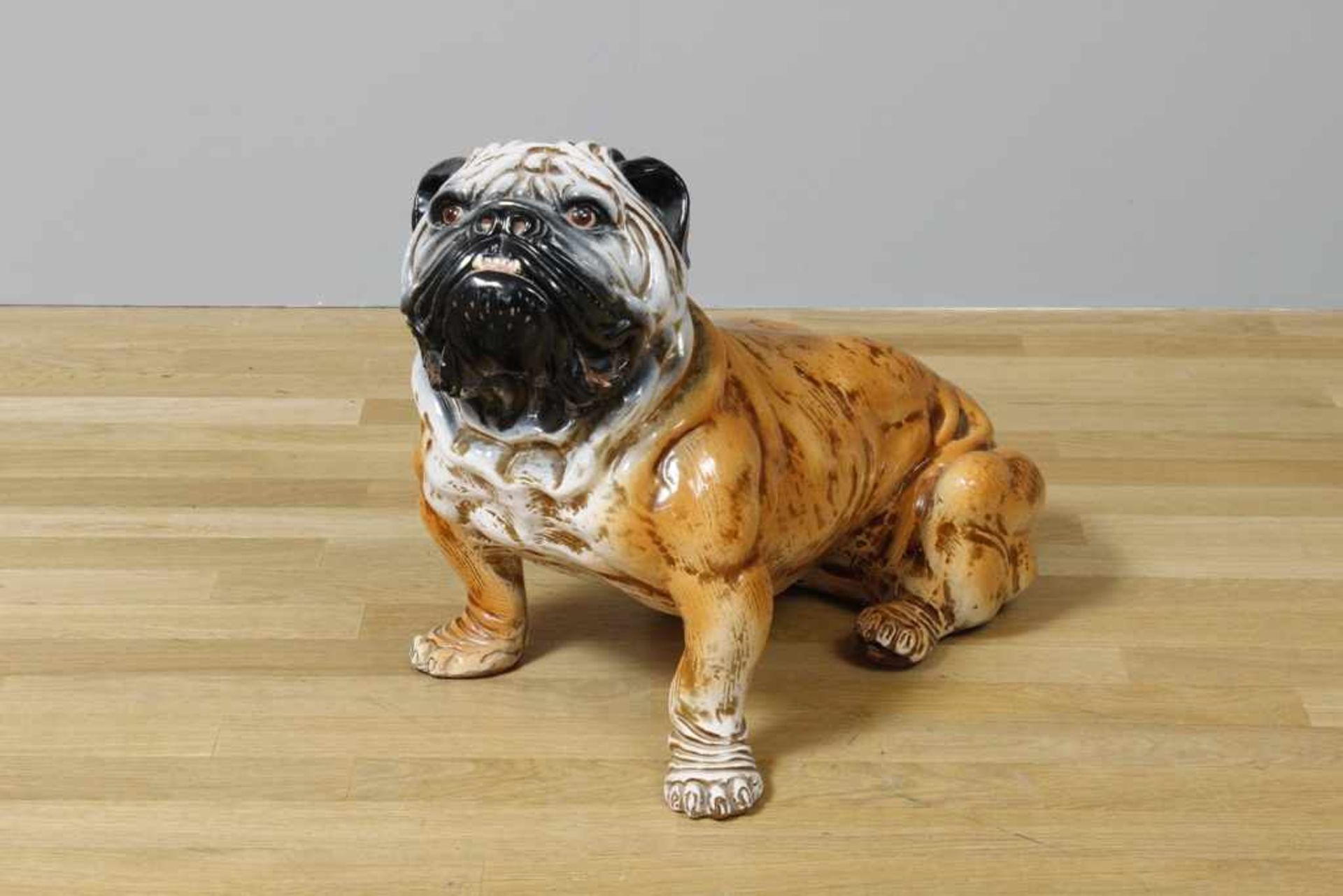 Große Keramikfigur Bulldogge wohl Italien, um 1970, naturalistische Farbstaffage, H 44cm, L 60cm