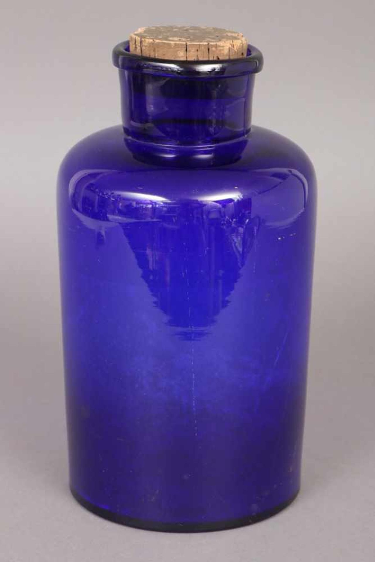 Glasgefäß blaues Glas, um 1920, zylindrisch, mit Kork-Verschluss, am Boden gemarkt ¨3¨, H ca. 29cm